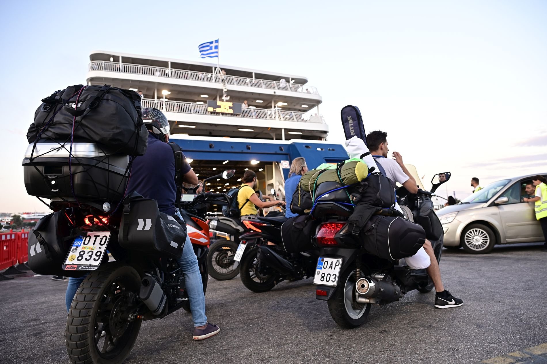 Όπου φύγει-φύγει: Αναχωρούν οι αδειούχοι για τα νησιά - Το αδιαχώρητο στο λιμάνι του Πειραιά