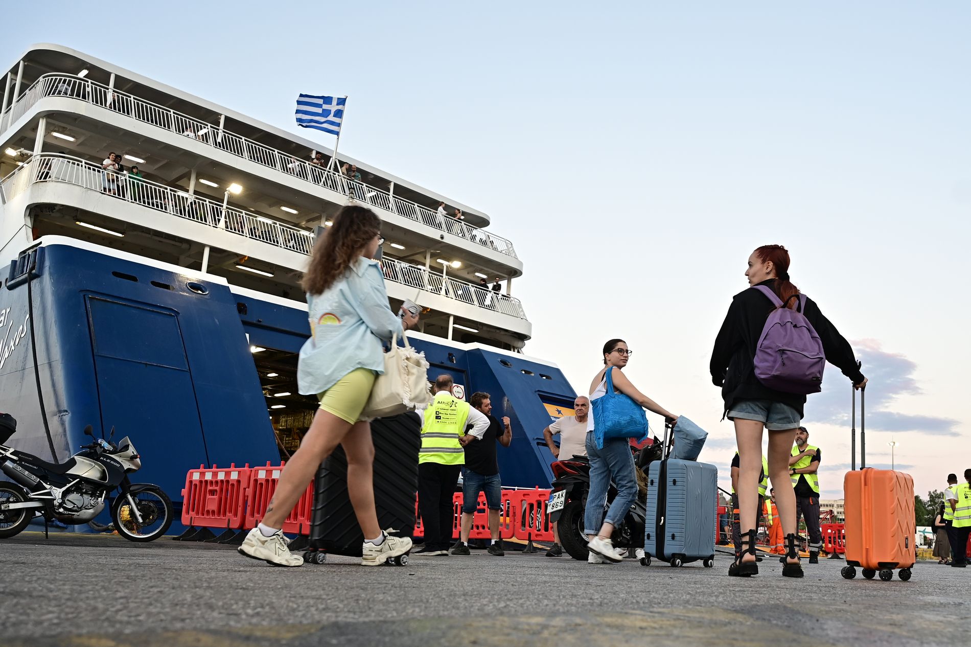Όπου φύγει-φύγει: Αναχωρούν οι αδειούχοι για τα νησιά - Το αδιαχώρητο στο λιμάνι του Πειραιά