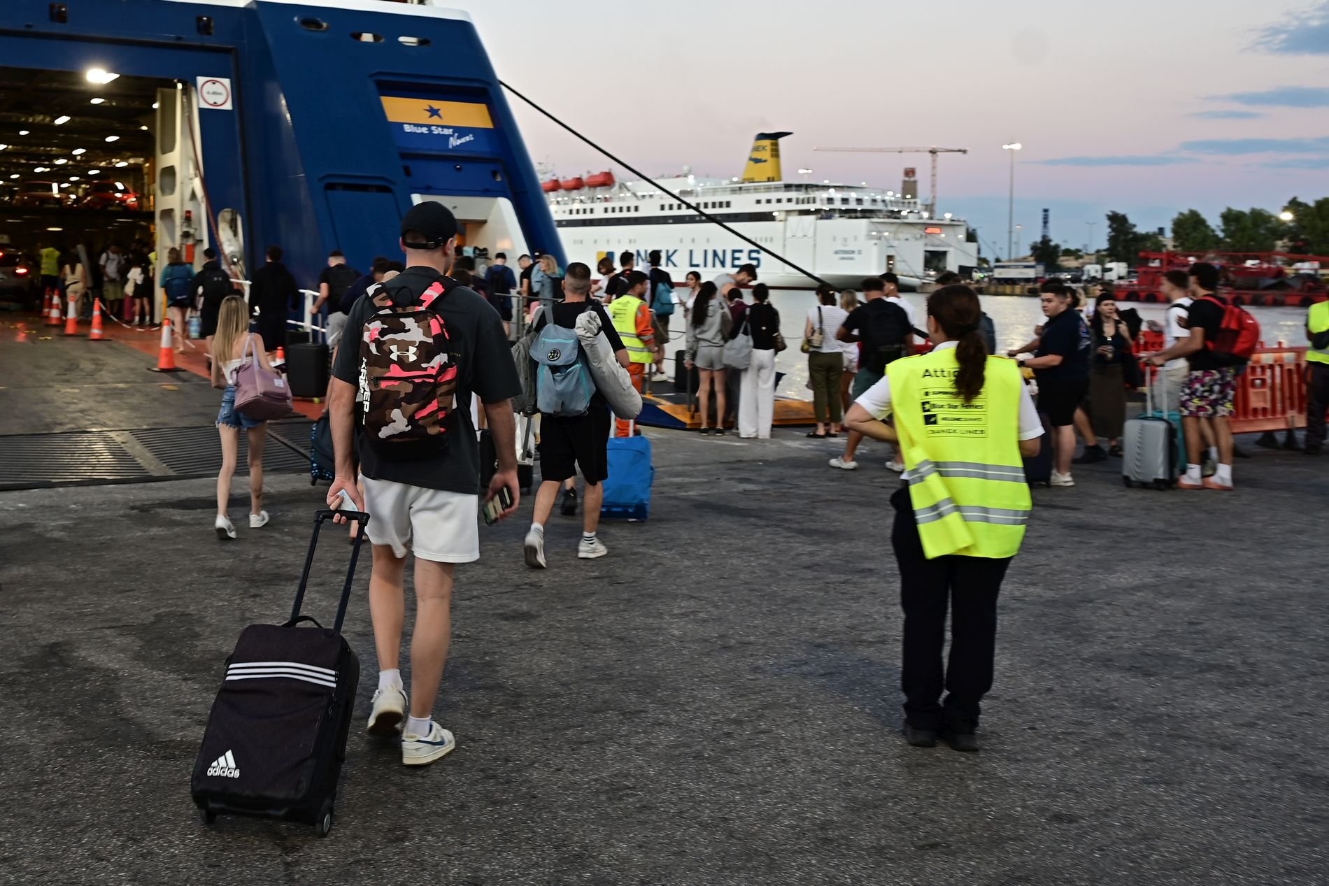 Όπου φύγει-φύγει: Αναχωρούν οι αδειούχοι για τα νησιά - Το αδιαχώρητο στο λιμάνι του Πειραιά