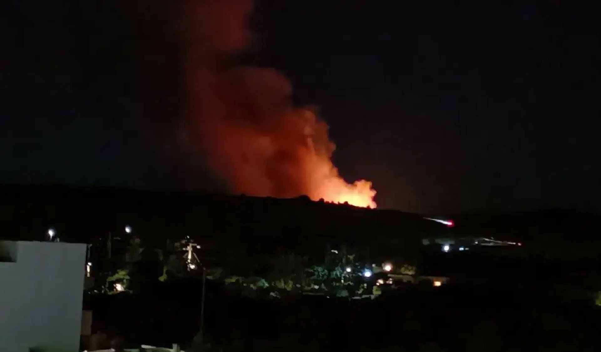 Η φωτιά στη Σαλαμίνα για την ώρα δεν απειλεί κατοικίες