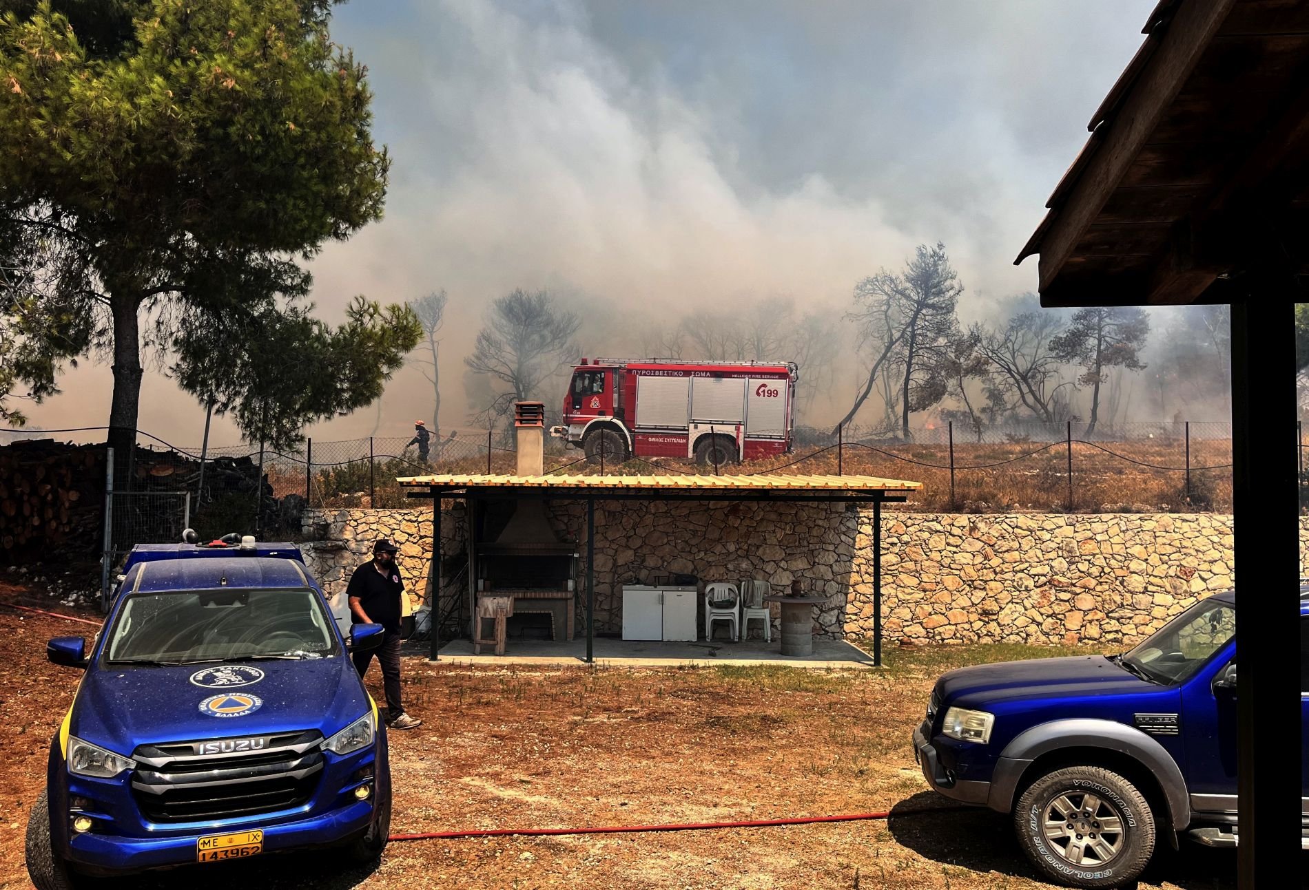 Στις αυλές σπιτιών η φωτιά στη Ζάκυνθο - Διάσπαρτες εστίες στη Βόνιτσα, μάχη με τις φλόγες στην Άρτα
