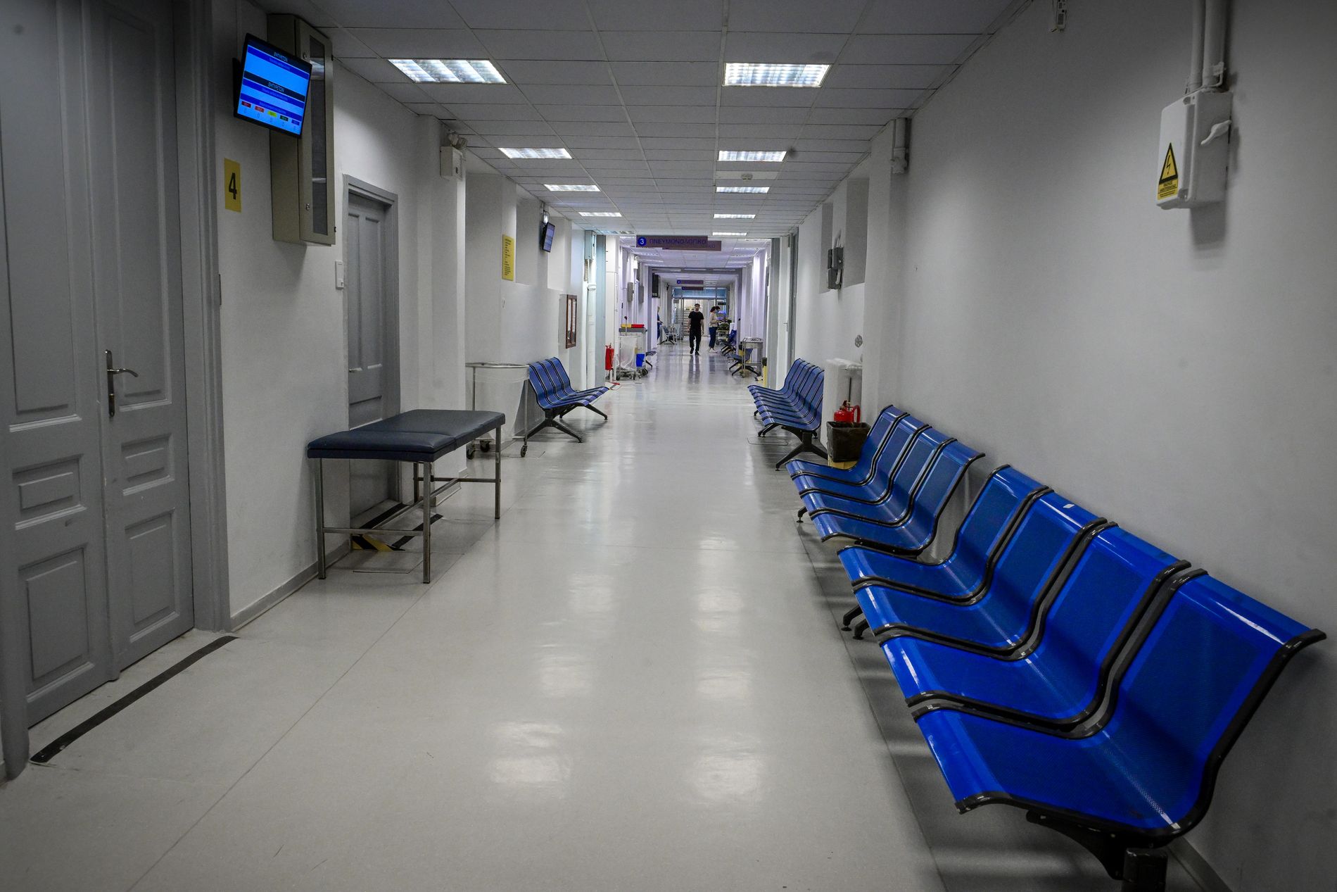 Τα επείγοντα βουλιάζουν και ο Έλληνας μένει στο περιθώριο