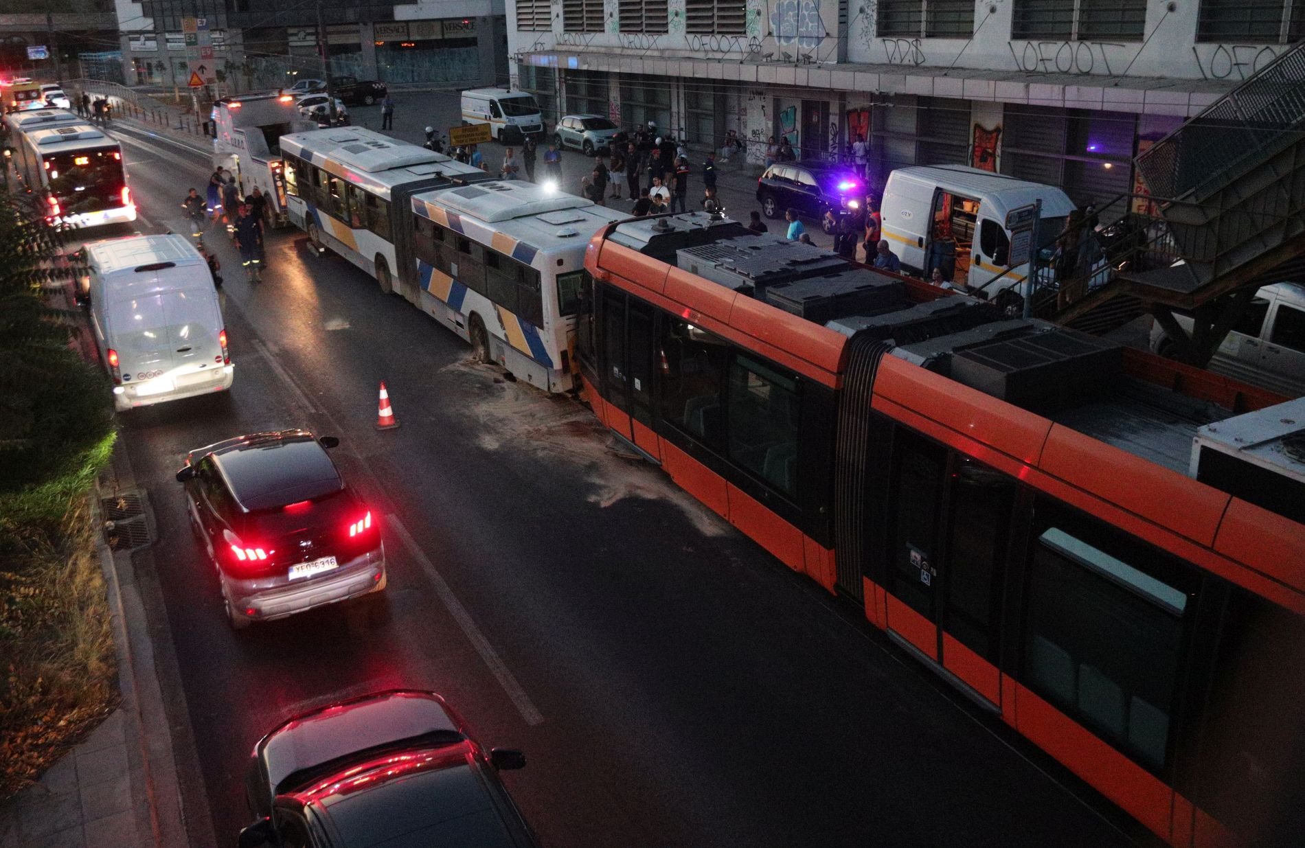 Λεωφορείο, τραμ, σύγκρουση
