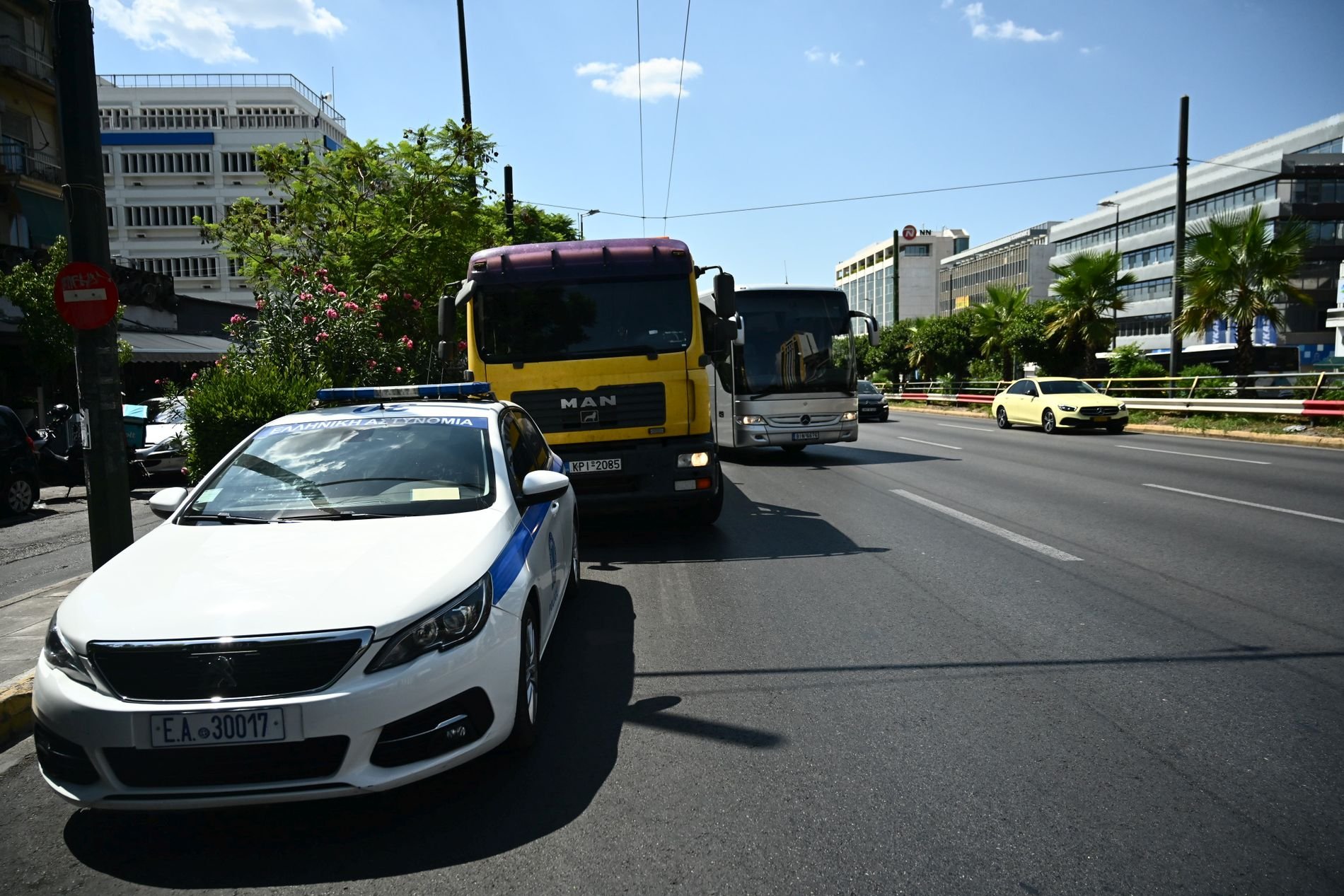 Σφοδρό τροχαίο στη Λεωφόρο Συγγρού με λεωφορείο και γερανό - Αυξημένη η κίνηση στο σημείο