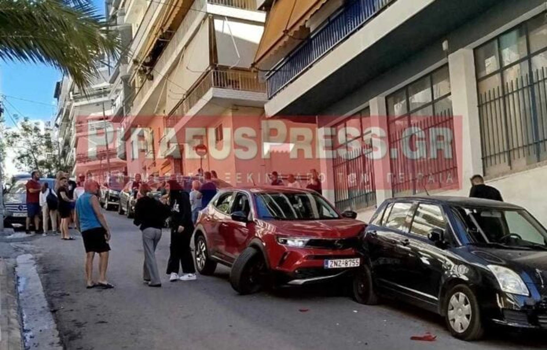 Πήρε σβάρνα σταθμευμένα οχήματα στον Πειραιά