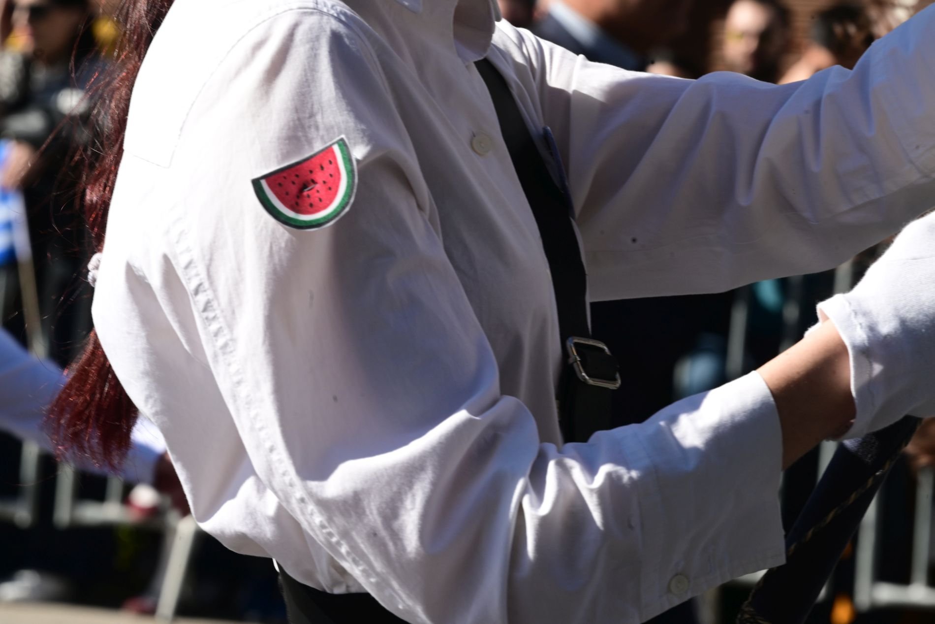 Υπό διερεύνηση η σημαιοφόρος με το συμβολικό για την Παλαιστίνη «καρπούζι» στο μανίκι