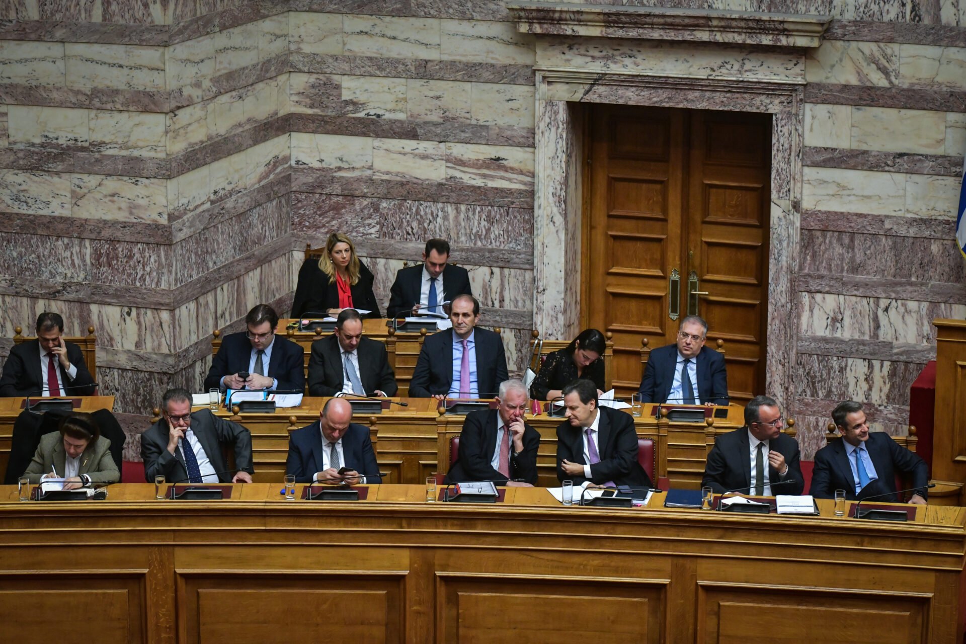 Παρασκηνιακές διεργασίες στη Βουλή!