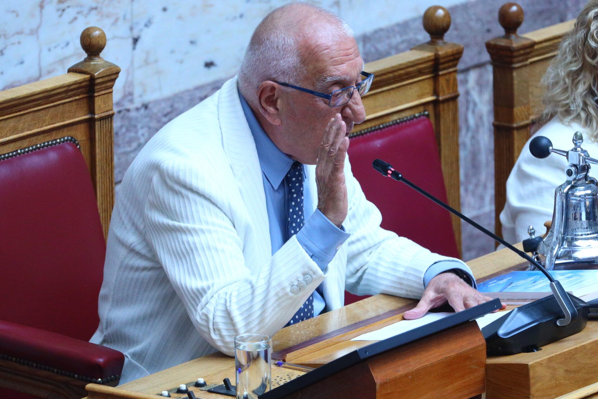 Βουλή: Ρολόι – φίμωτρο στους βουλευτές, άπλετος χρόνος στους αρχηγούς