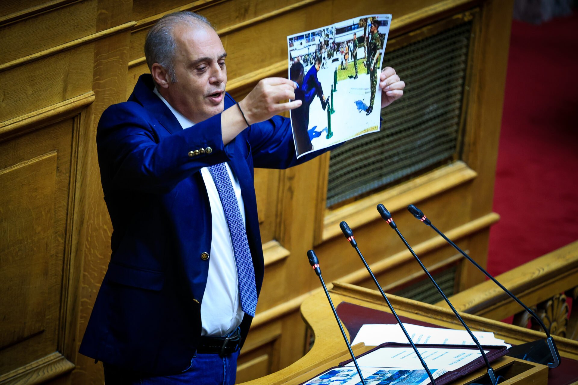 Βελόπουλος: «Διχάζετε τους Έλληνες, σκυλεύετε τους νεκρούς»