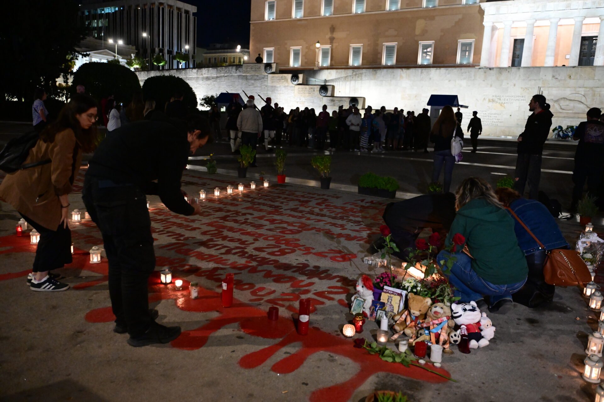 Σιωπηλή διαμαρτυρία στο Σύνταγμα – Ξανά πλήθος κόσμου μπροστά από το μνημείο του Αγνώστου Στρατιώτη