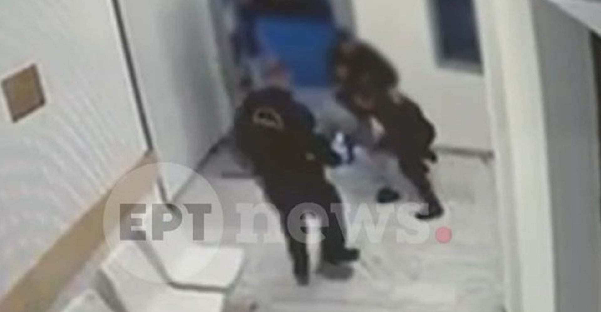 Χαμός μέσα σε αστυνομικό τμήμα – Βίντεο με Ρομά να κλωτσάει αστυνομικούς για να αποδράσει