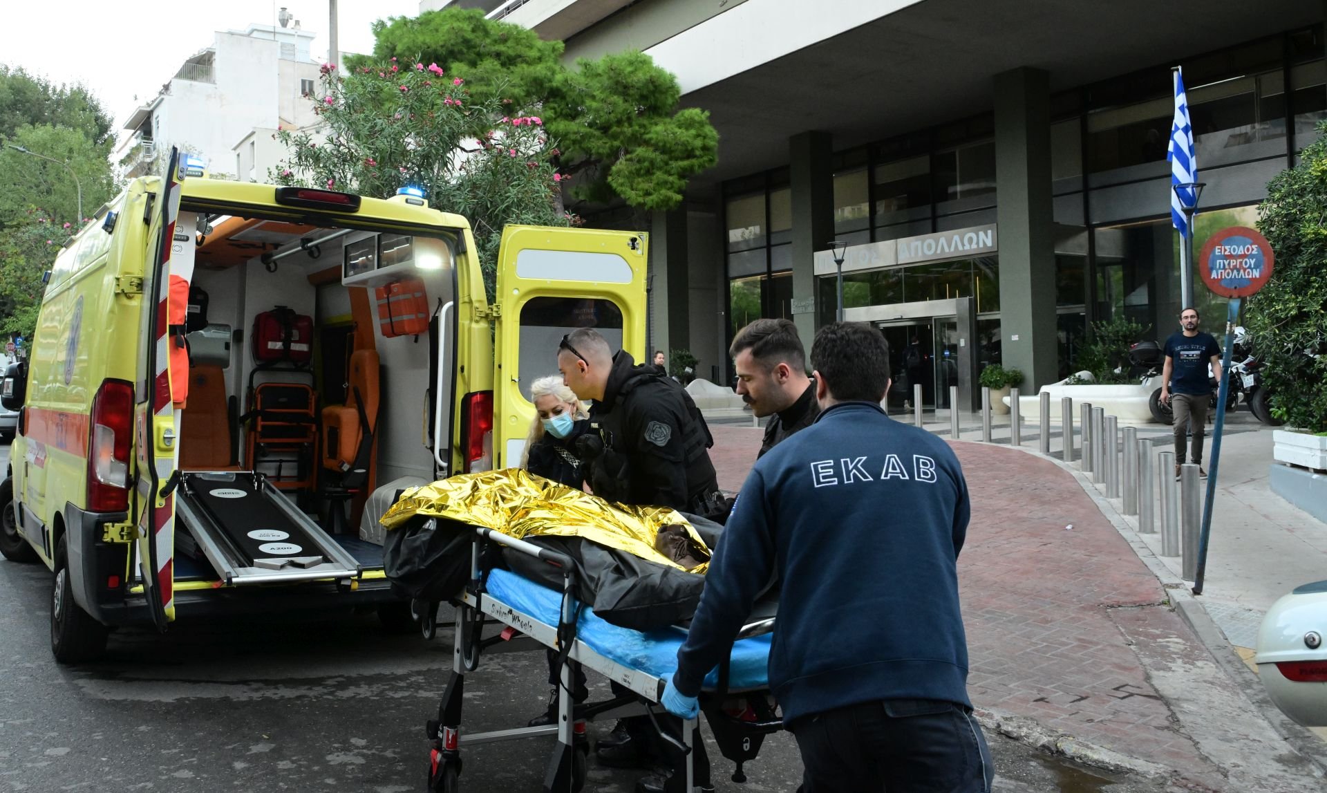 Πύργος Απόλλων: Ήπιε καφέ, απάντησε στο τηλεφώνημα και βούτηξε από τον 24ο όροφο – Σε σοκ οι θαμώνες