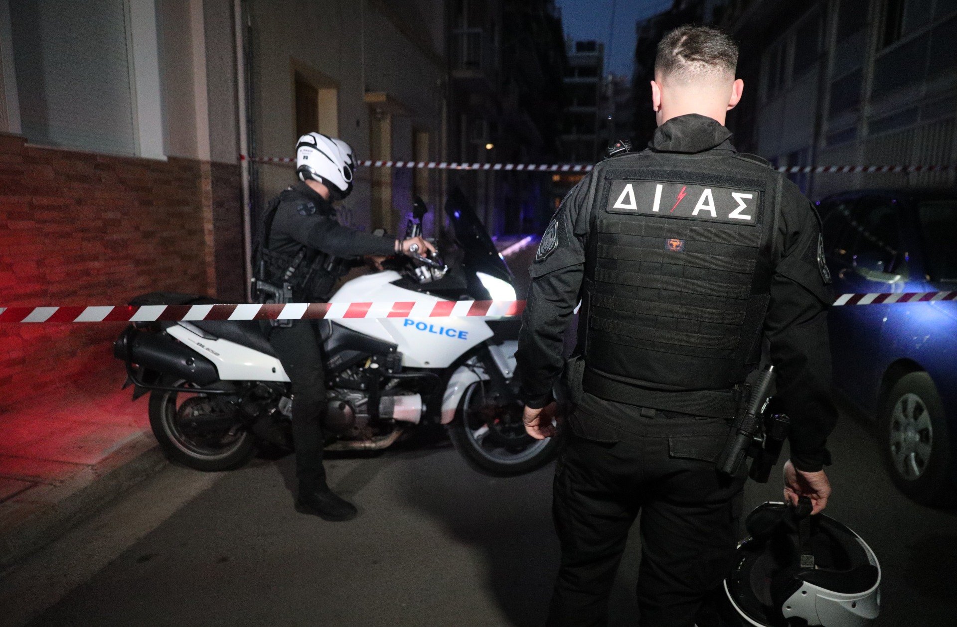Θρίλερ με την άγρια δολοφονία στον Άγιο Παντελεήμονα – Με κενά η κατάθεση του τραυματία
