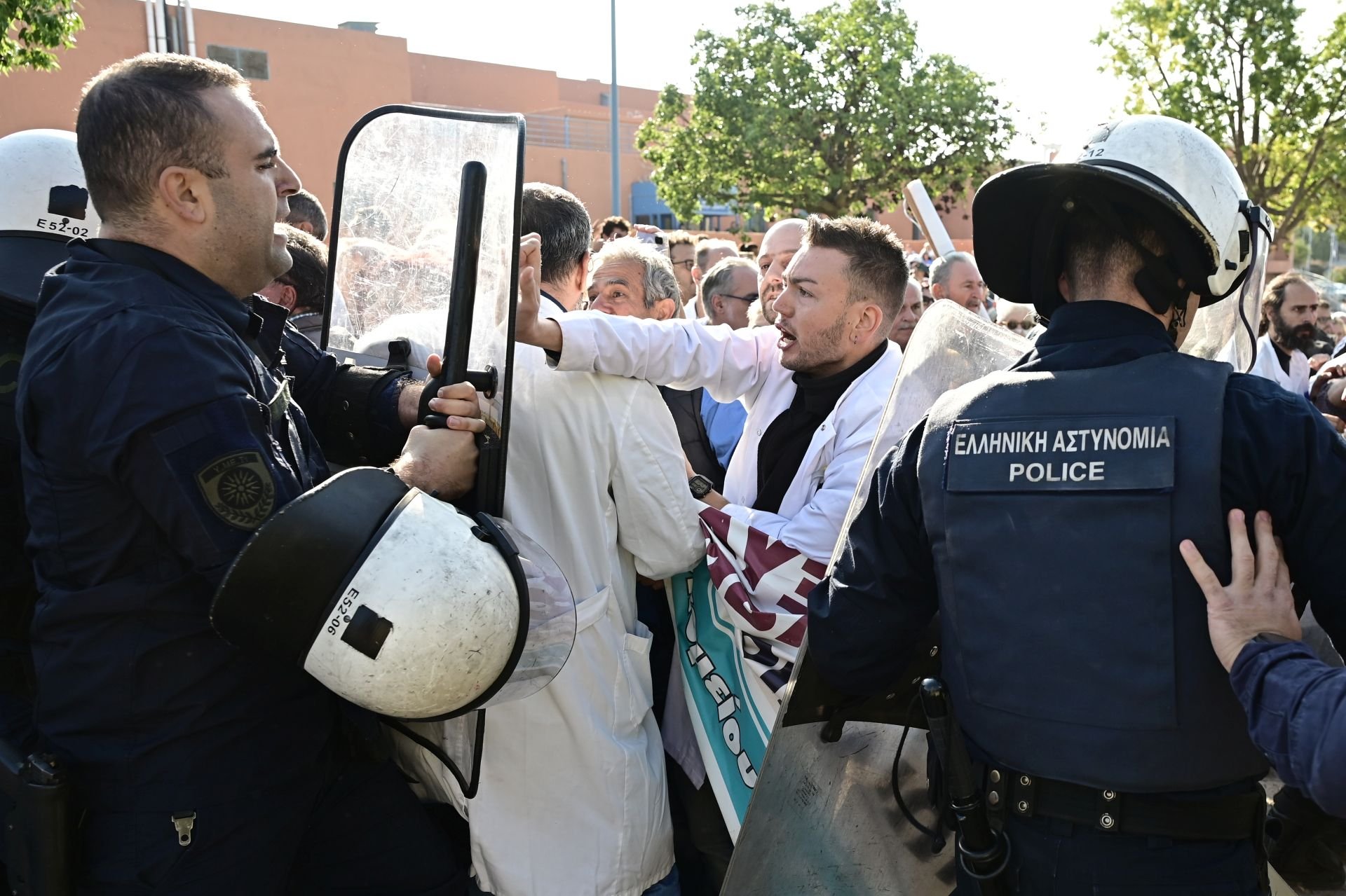 Ένταση στο νοσοκομείο «Αττικόν» κατά την επίσκεψη πρωθυπουργού-Γεωργιάδη
