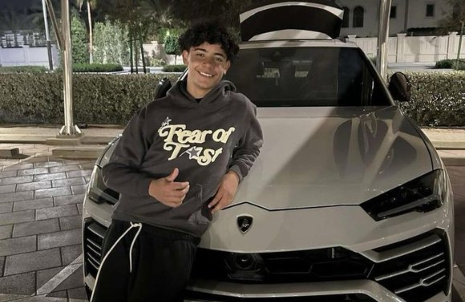 Κριστιάνο Ρονάλντο: Ο 15χρονος γιος του ποζάρει καμαρωτός μπροστά σε μια Lamborghini… Ή μήπως όχι;