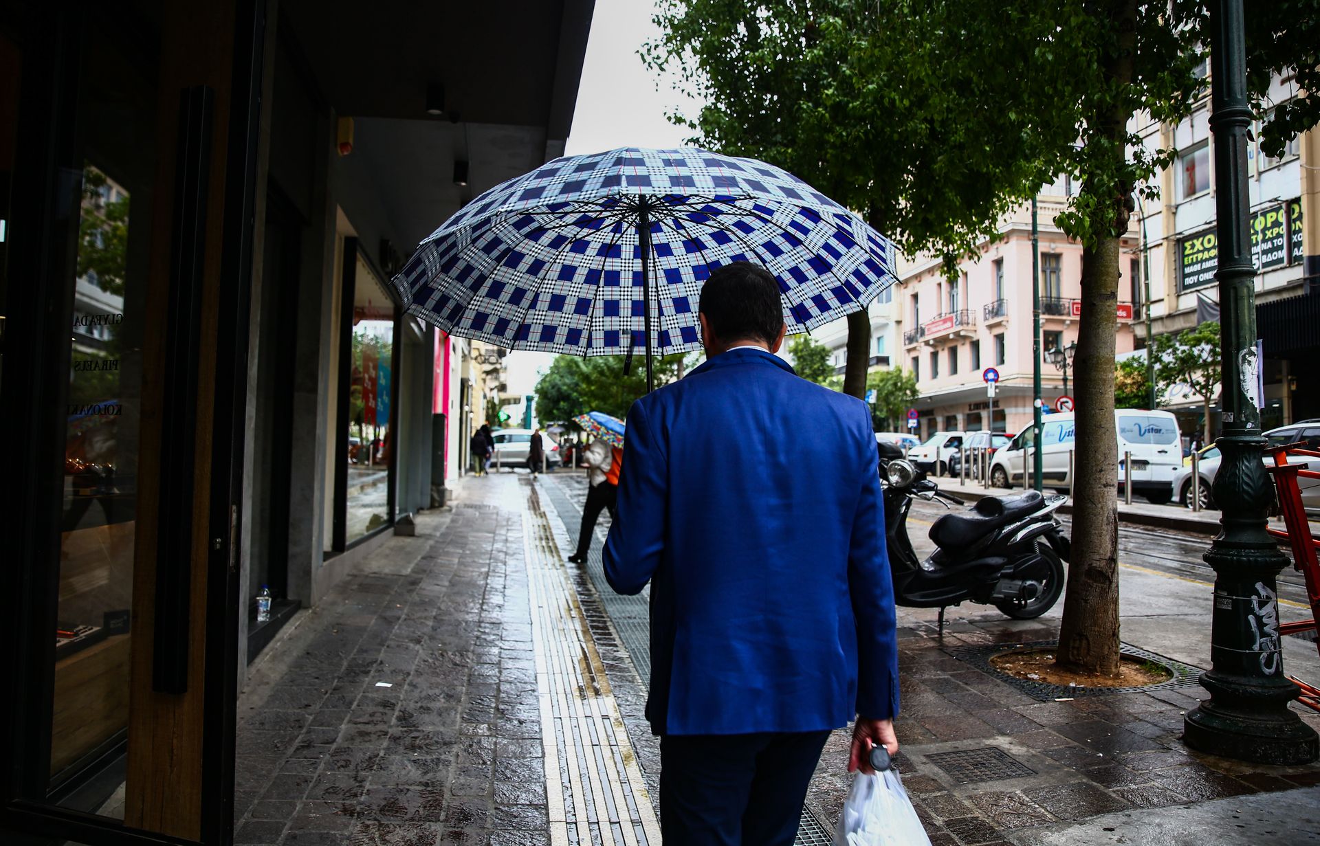 Βροχές και καταιγίδες την Δευτέρα – Θερμοκρασία έως 30 βαθμούς!