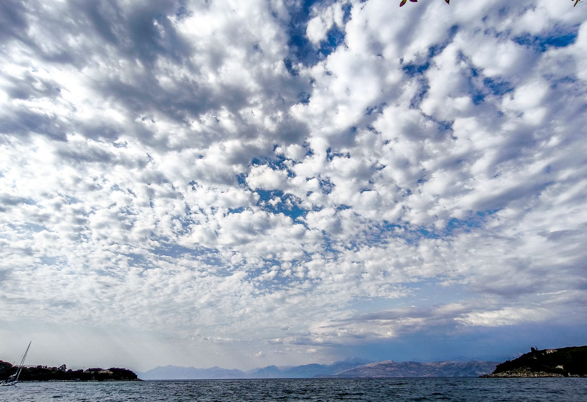 Συννεφιασμένος ο καιρός – Πού θα βρέξει – Στους 25 βαθμούς η θερμοκρασία