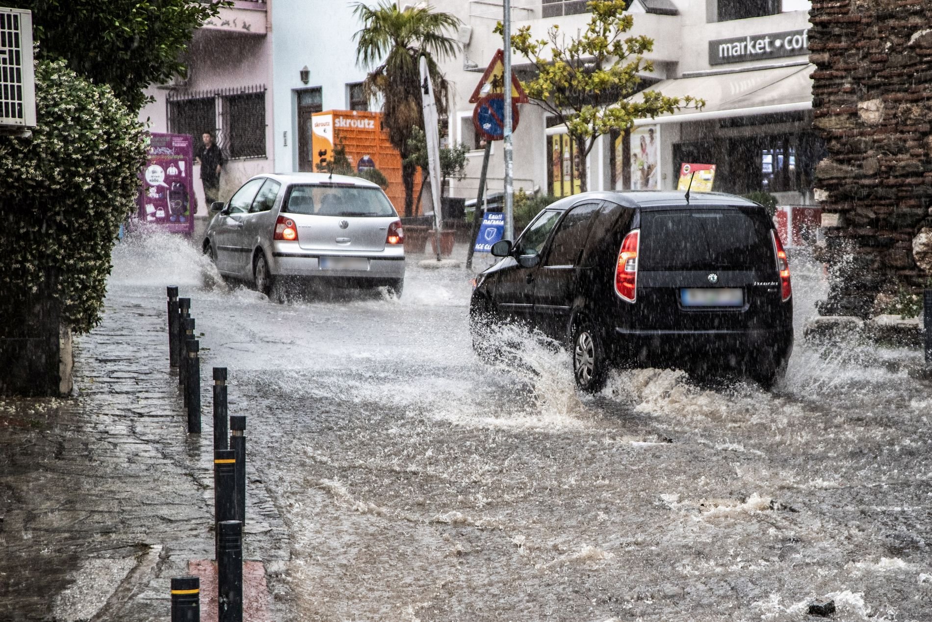Σαρώνει τη χώρα η κακοκαιρία: Καταιγίδες, πτώση της θερμοκρασίας και απανωτά 112! 