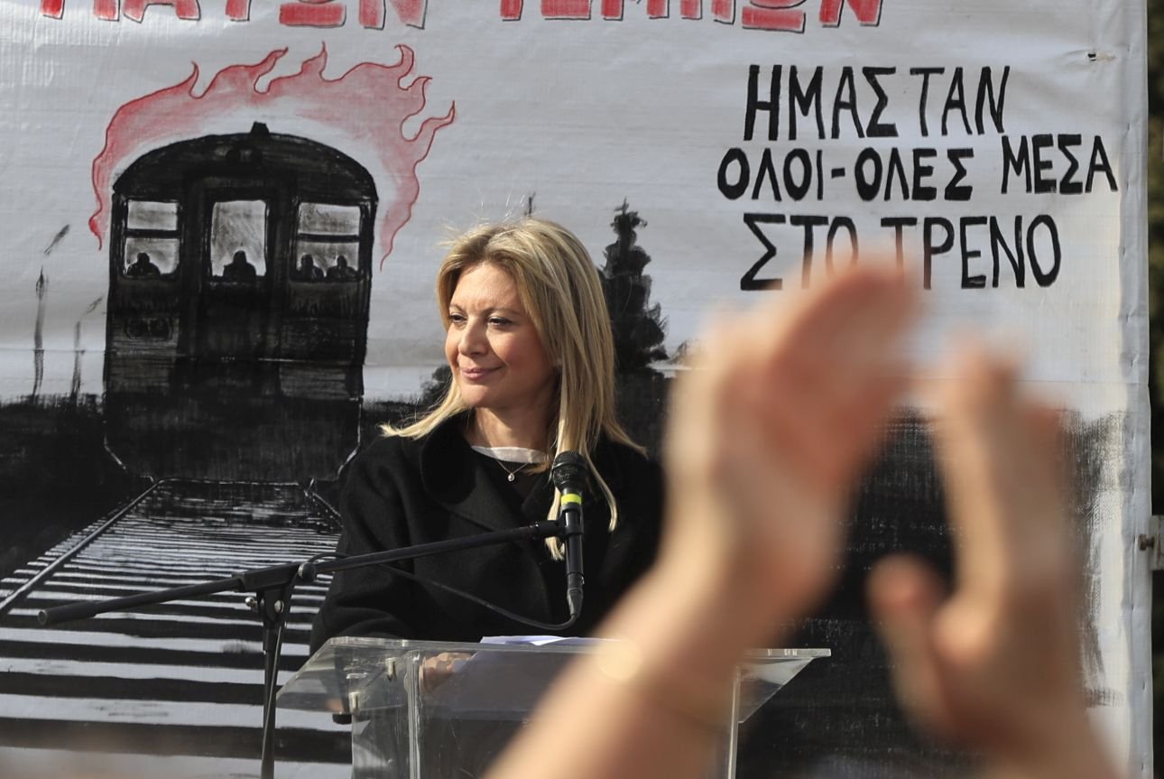 Politico για Καρυστιανού: Οι Έλληνες στρέφονται σε μια μητέρα που πενθεί, αναζητώντας πολιτικό σωτήρα