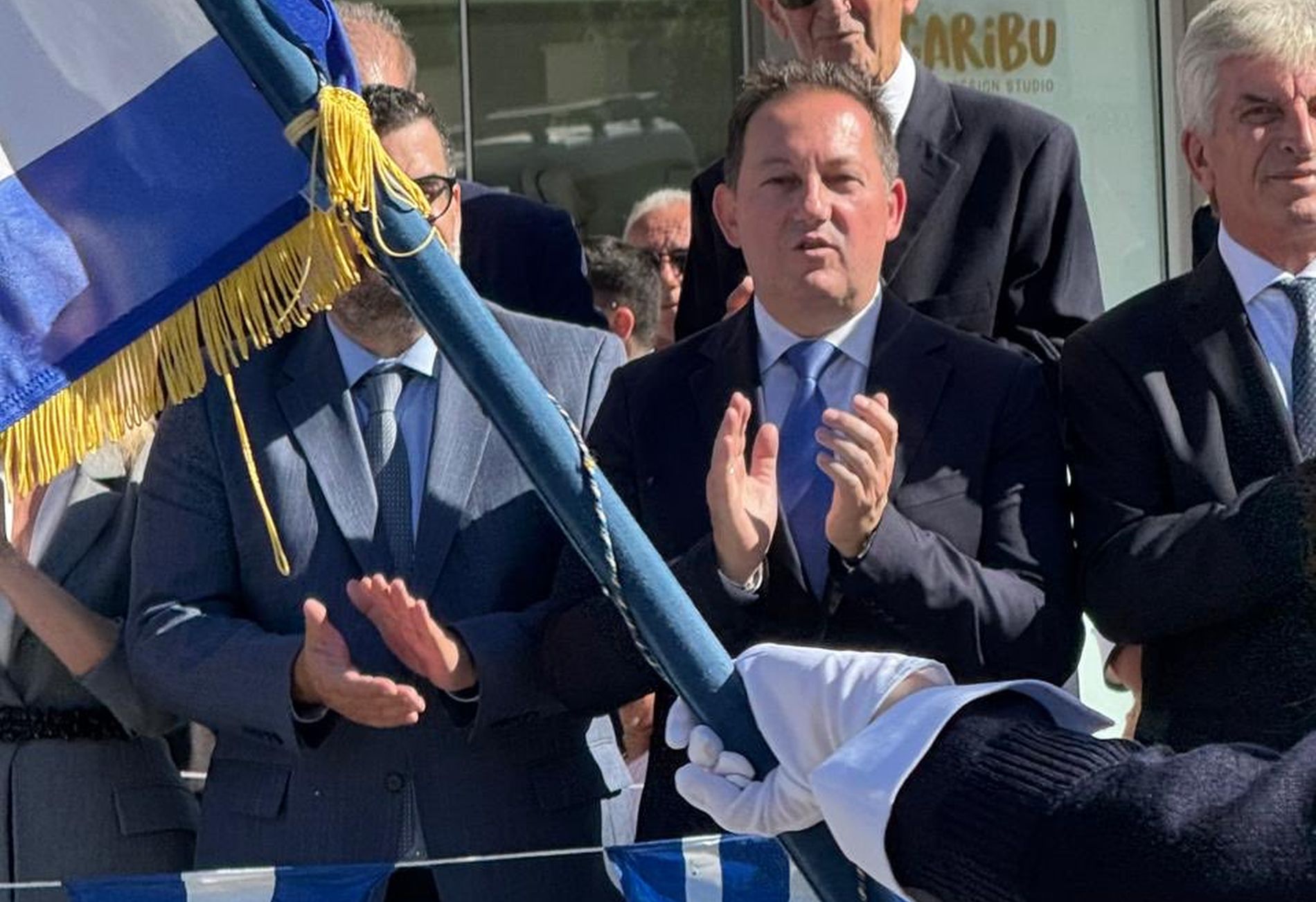 Εξαφανίστηκε η ανάρτηση του Στέλιου Πέτσα με την σημαία που δεν είχε καμία σχέση με την ελληνική