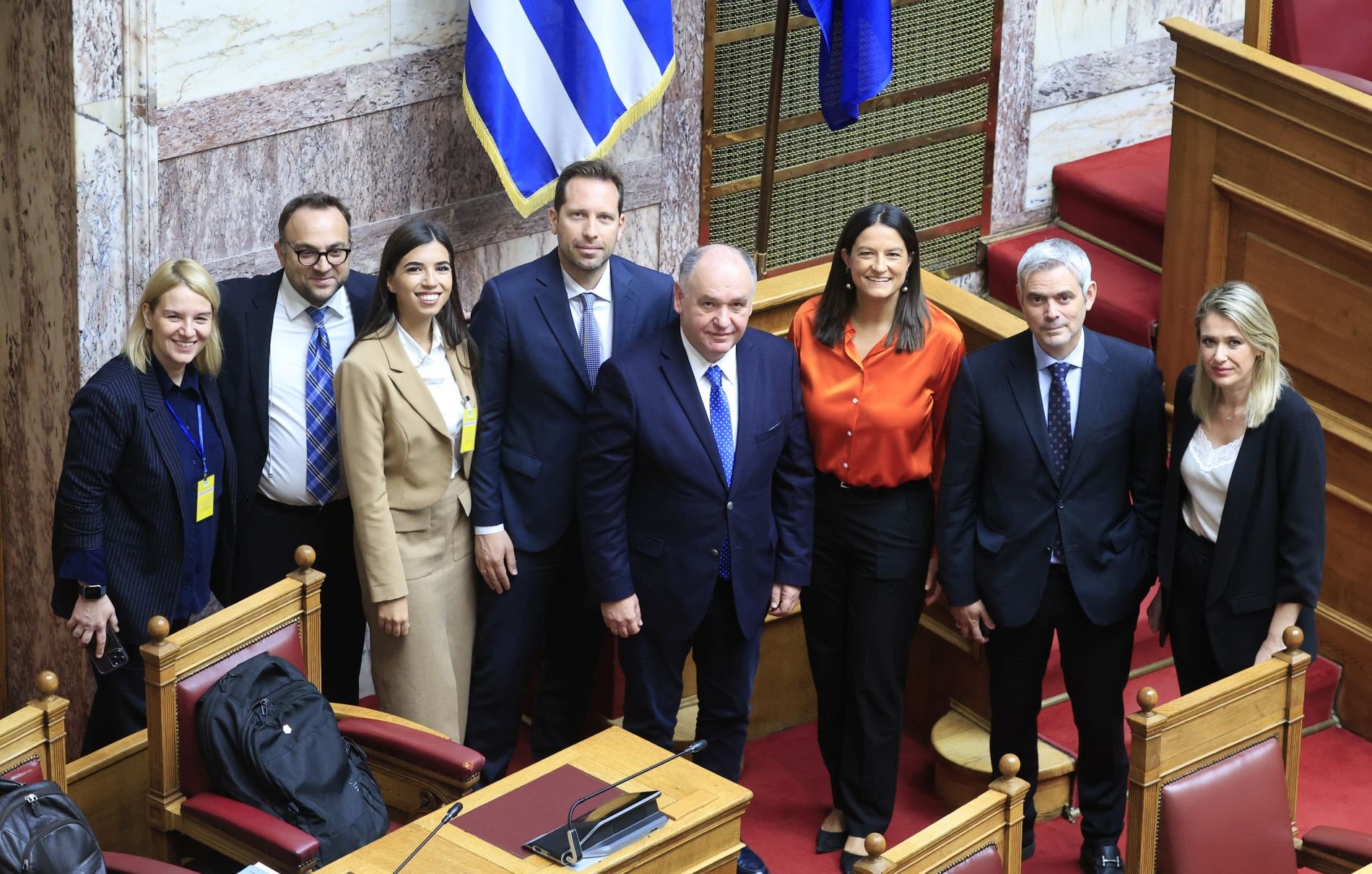 Εργασιακό νομοσχέδιο: Ψηφίστηκε μόνο από τη ΝΔ και… πανηγυρίστηκε με αγκαλιές, φιλιά και φωτογραφίες