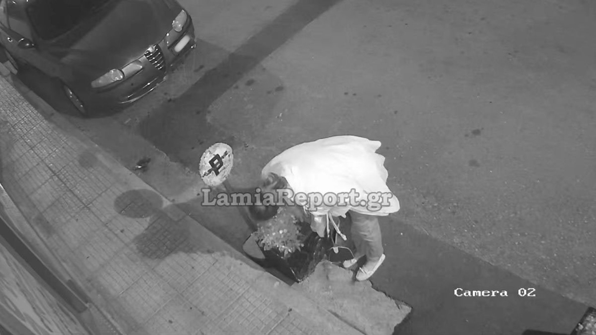 Λαμία: Έβαλε στο μάτι τις ζαρντινιέρες και έφυγε με τα φυτά σε σακούλες