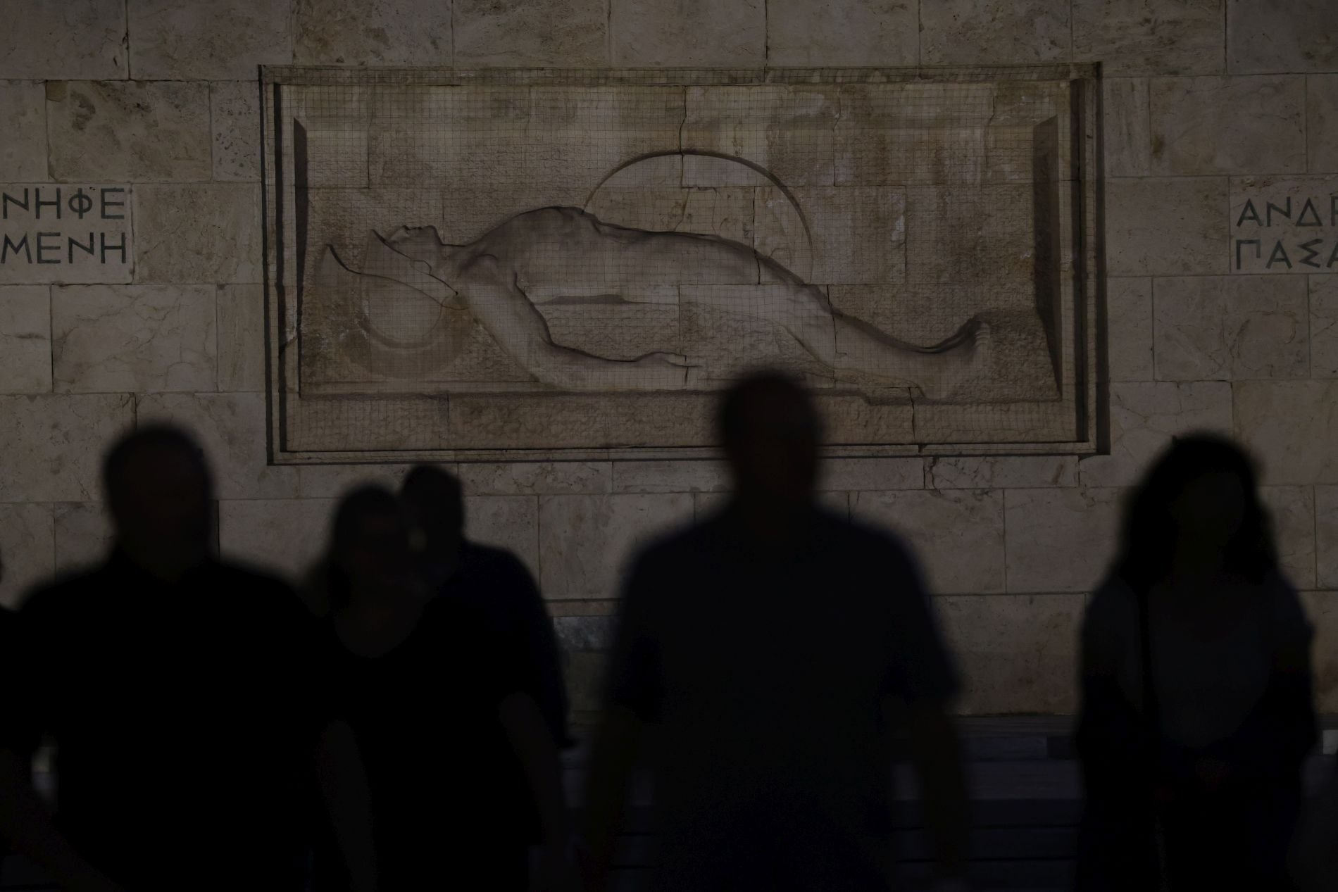 Δήμος Αθηναίων: Στη Δικαιοσύνη για τους ιδιώτες στην καθαριότητα του Μνημείου του Αγνώστου Στρατιώτη