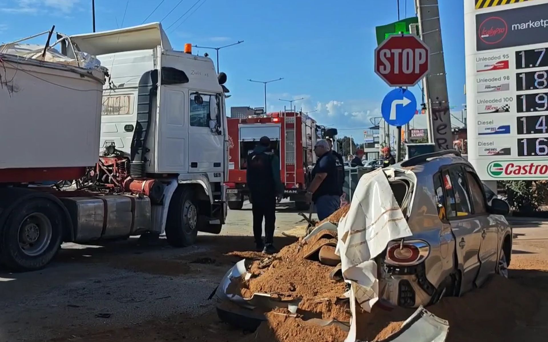 Βάρη: Νταλίκα ανατράπηκε και καταπλάκωσε ΙΧ – Είχε βγει λεπτά πριν η οδηγός!