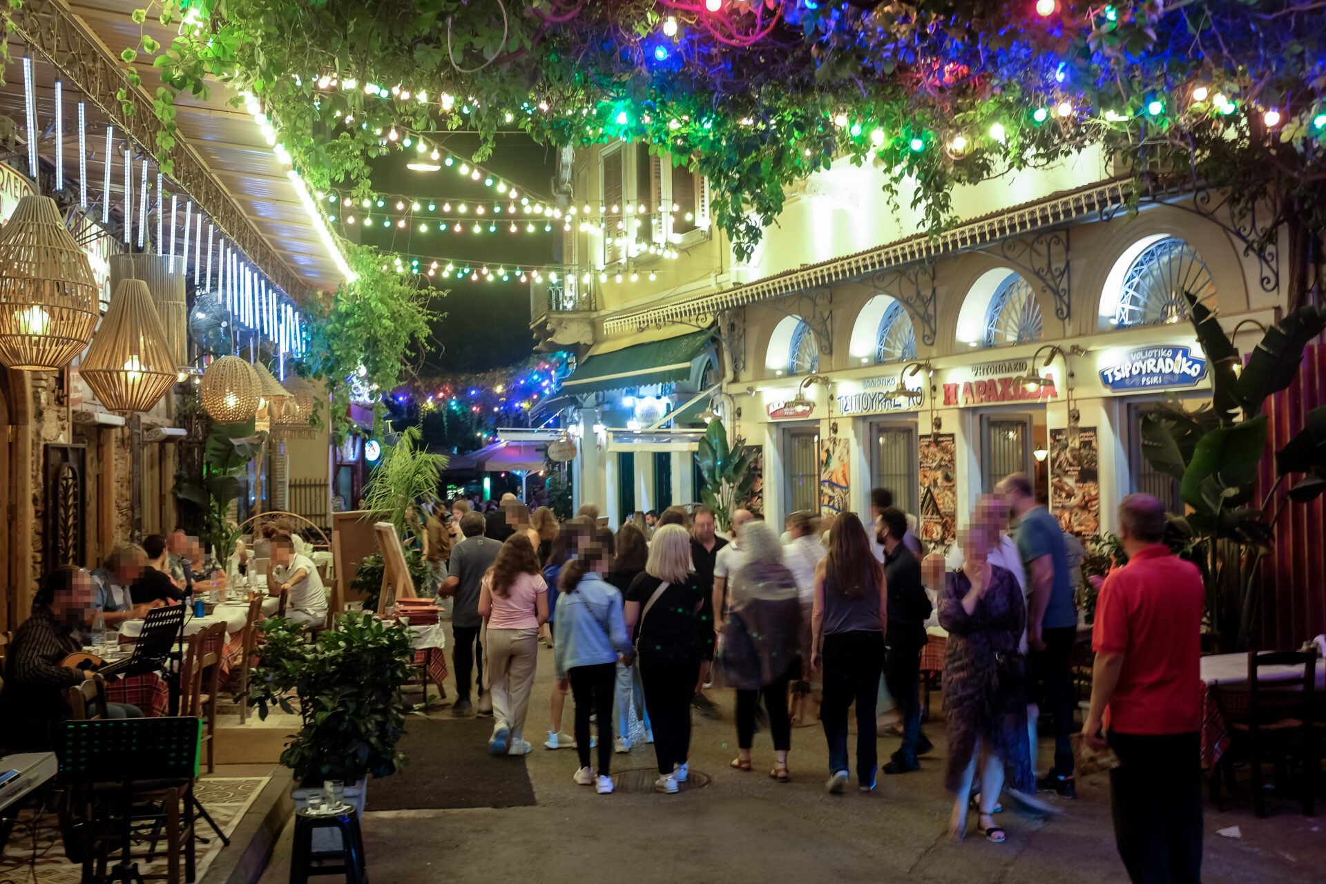 «Ψείριζαν» τουρίστες στου Ψυρρή: Με πρόσχημα τα λουλούδια άδειαζαν… πορτοφόλια