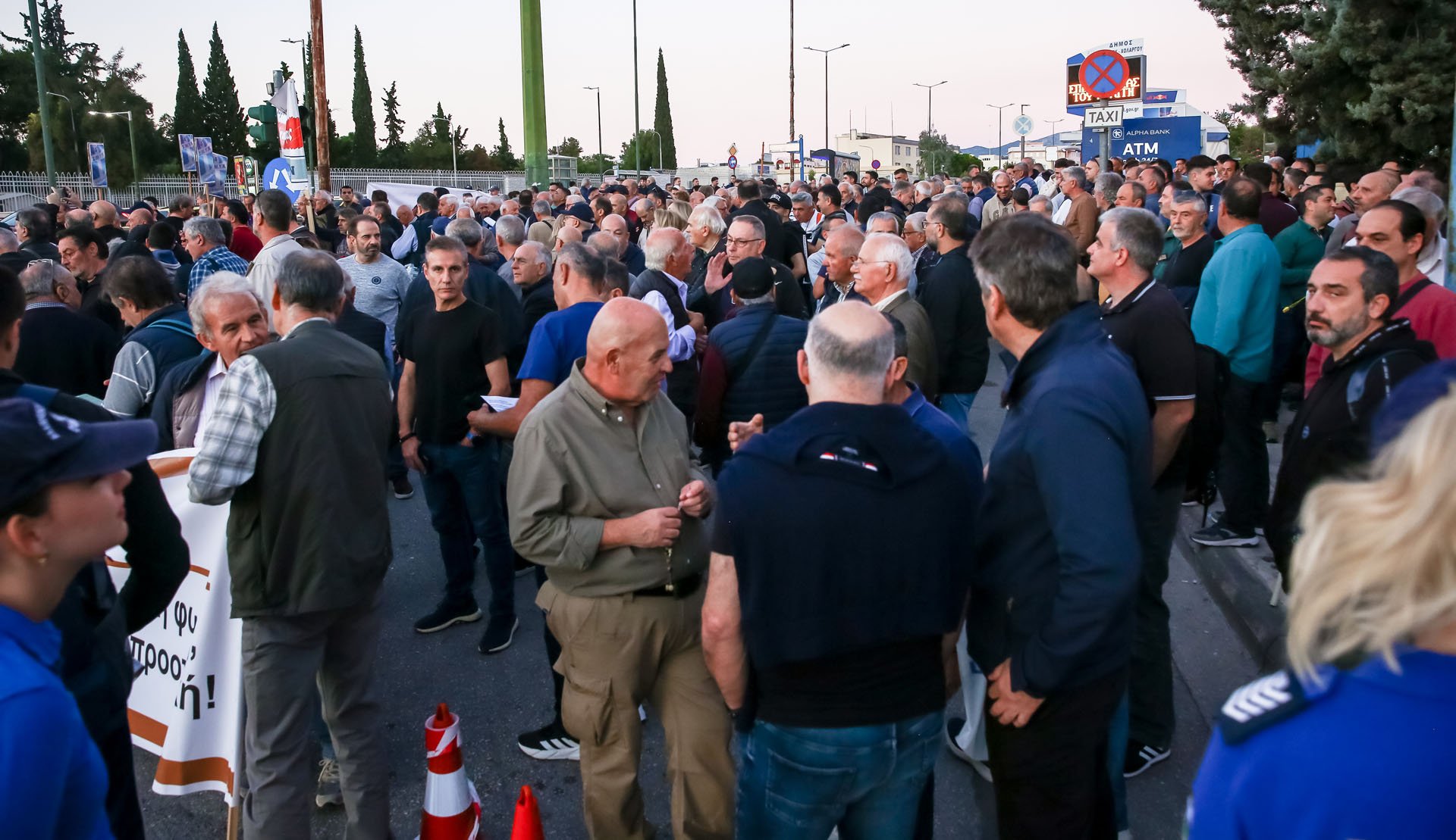 Στρατιωτικοί και απόστρατοι διαμαρτύρονται απέναντι από το υπουργείο Εθνικής Αμύνης