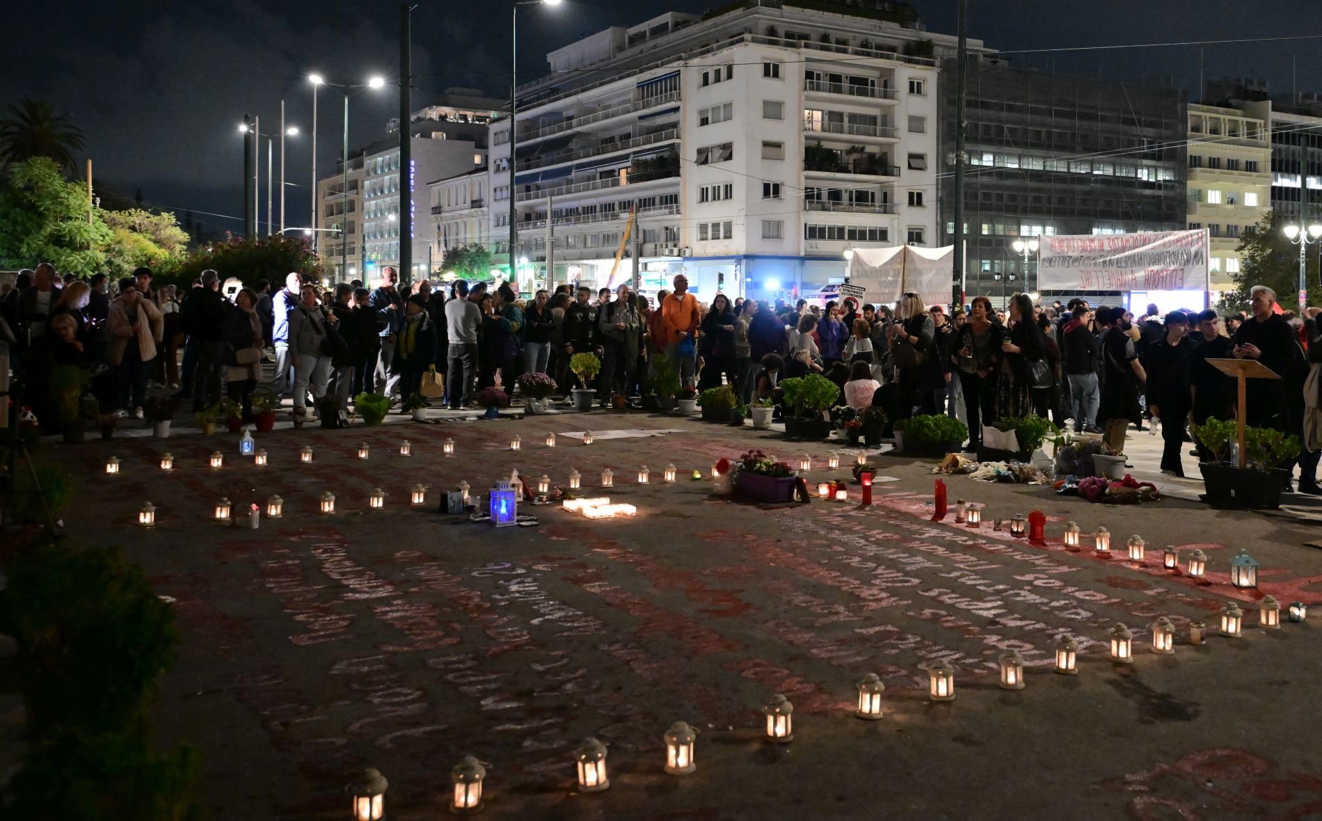 Άρχισαν τα όργανα στον Άγνωστο Στρατιώτη: Αστυνομικοί κατά συγκεντρωμένων γύρω από τα 57 ονόματα των Τεμπών
