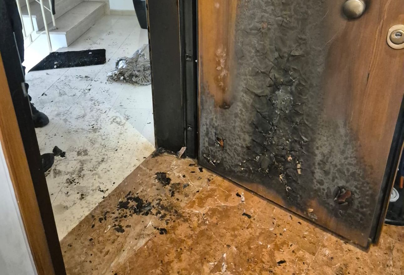 Επίθεση στο γραφείο του Χάρη Θεοχάρη – Έβαλαν φωτιά στην πόρτα ενώ ήταν μέσα συνεργάτες του