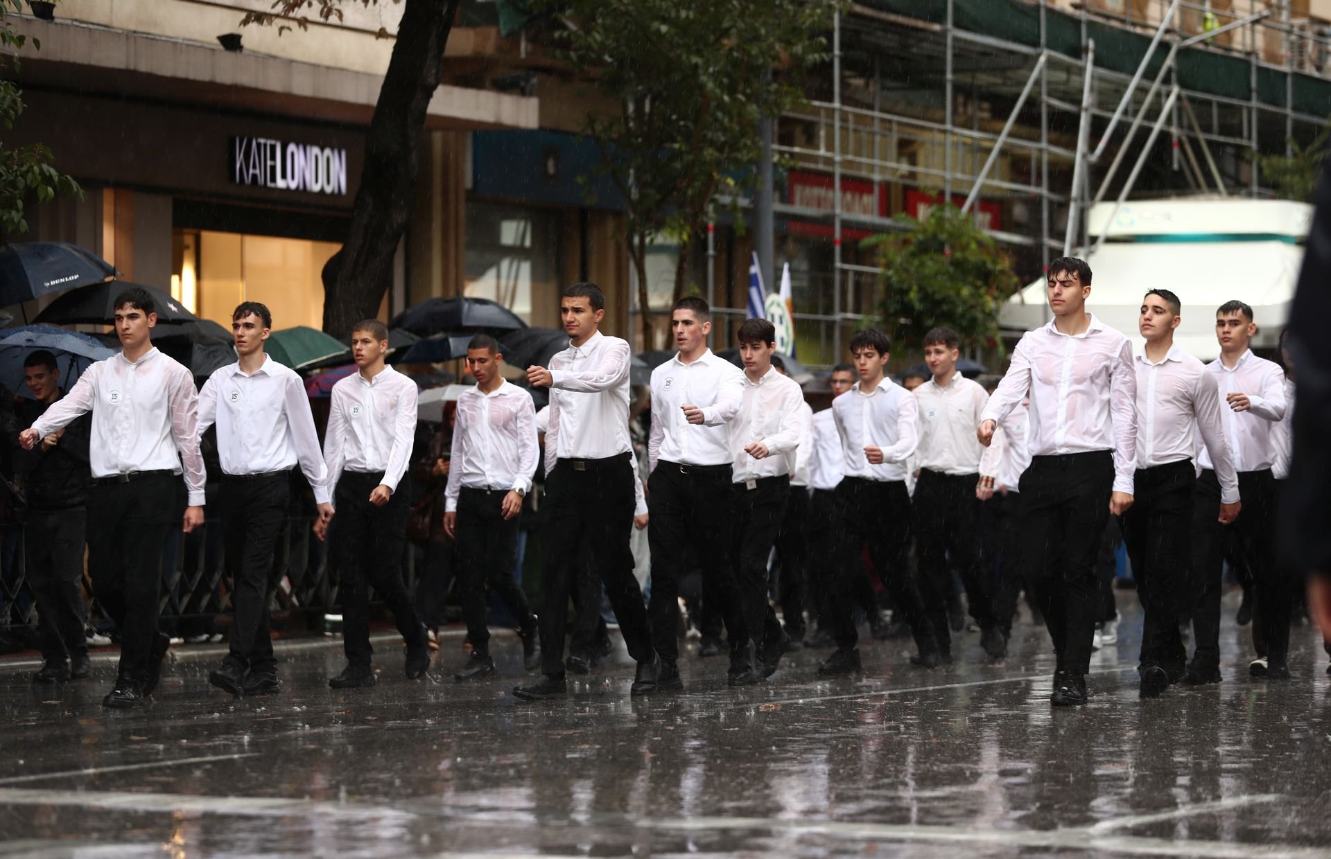 Θεσσαλονίκη: Με καταρρακτώδη βροχή η μαθητική παρέλαση