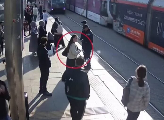 tram_tourkia Viral βίντεο: Φύλακας διασώζει κοπέλα λίγο πριν την χτυπήσει το τραμ στην Τουρκία