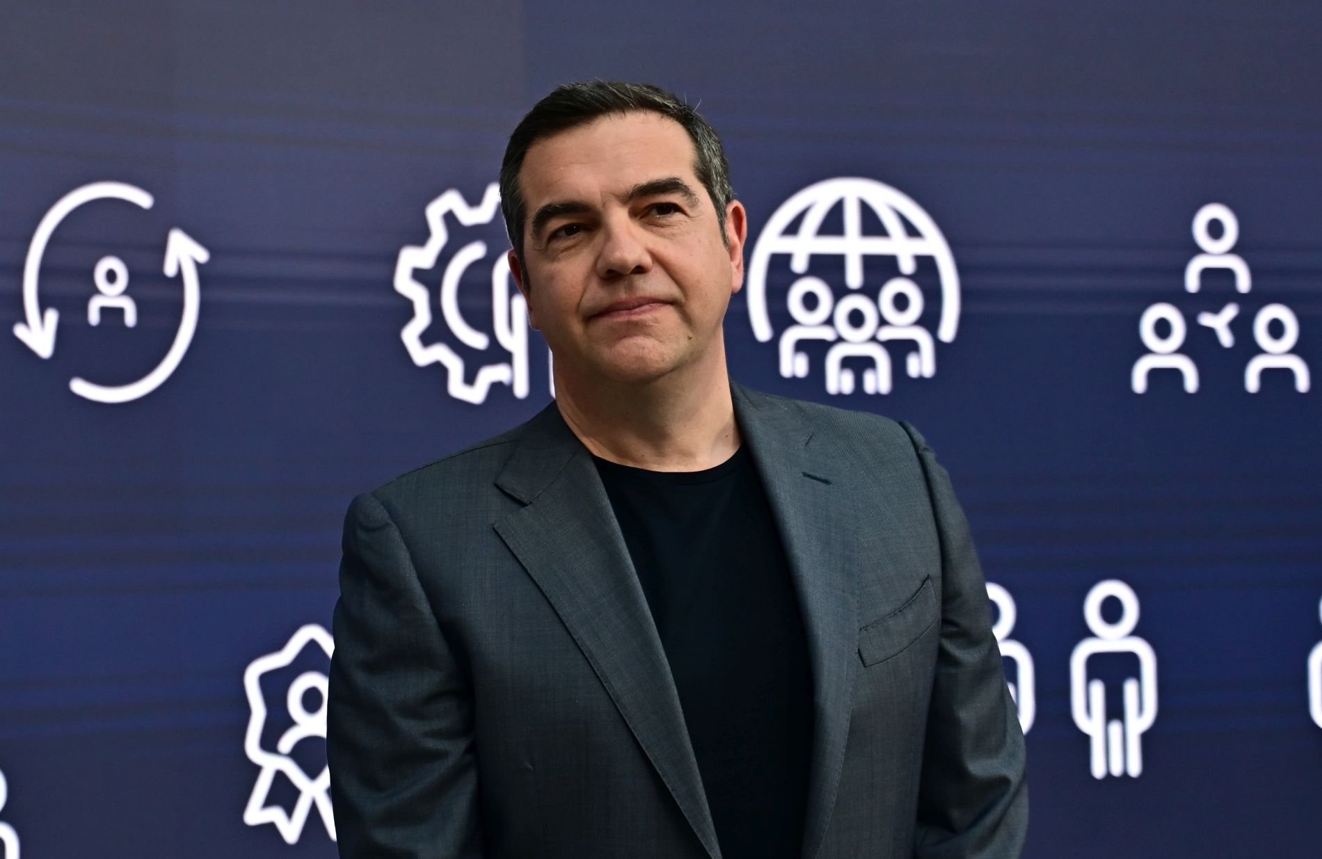 Η «Ιθάκη» του Τσίπρα… άναψε τα αίματα! Η «υποδοχή» και ο βιβλιοκριτικός Άδωνις