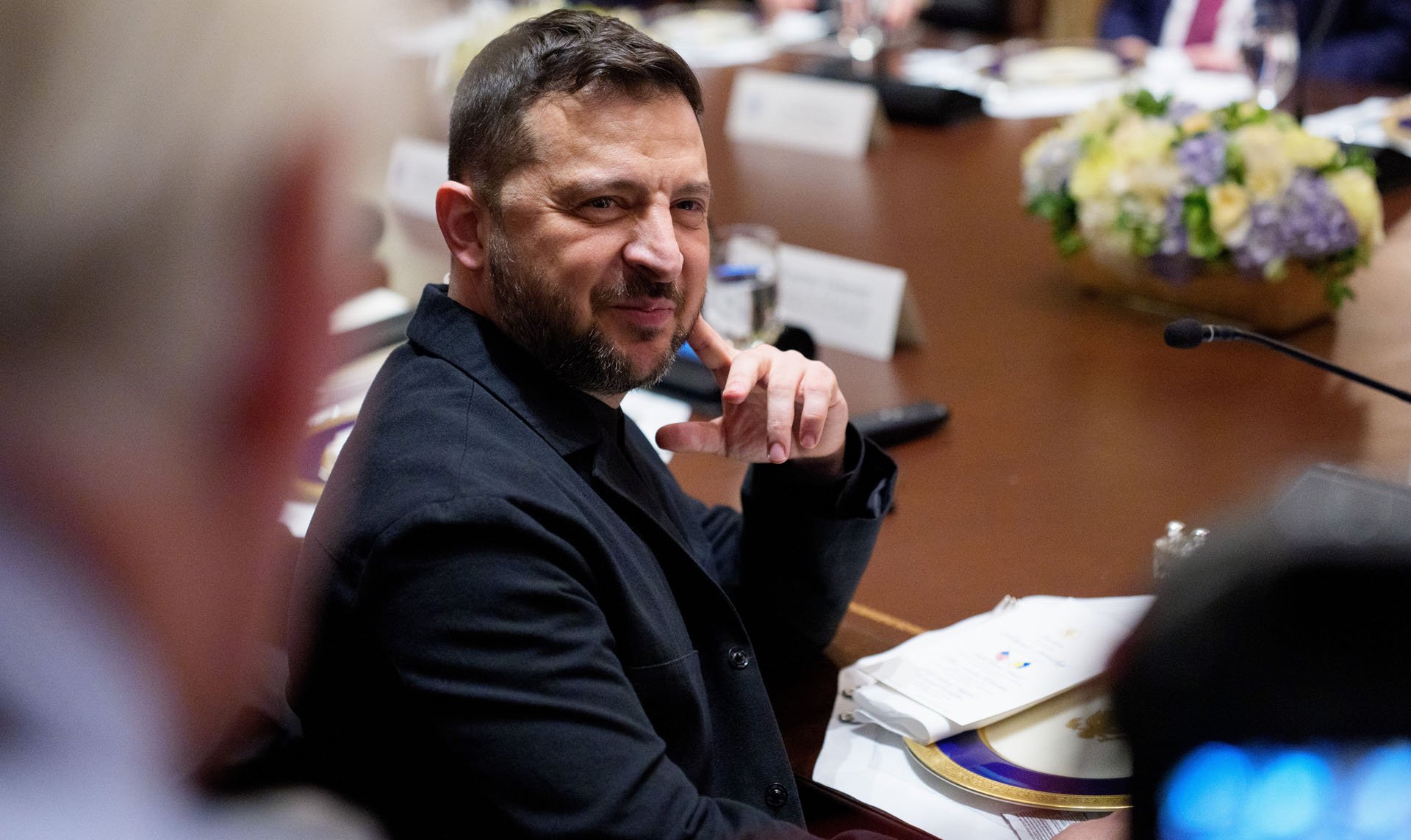 «Είναι πολύ όμορφος με αυτό το σακάκι»: Το ενδυματολογικό τρολάρισμα του Τραμπ στον Ζελένσκι