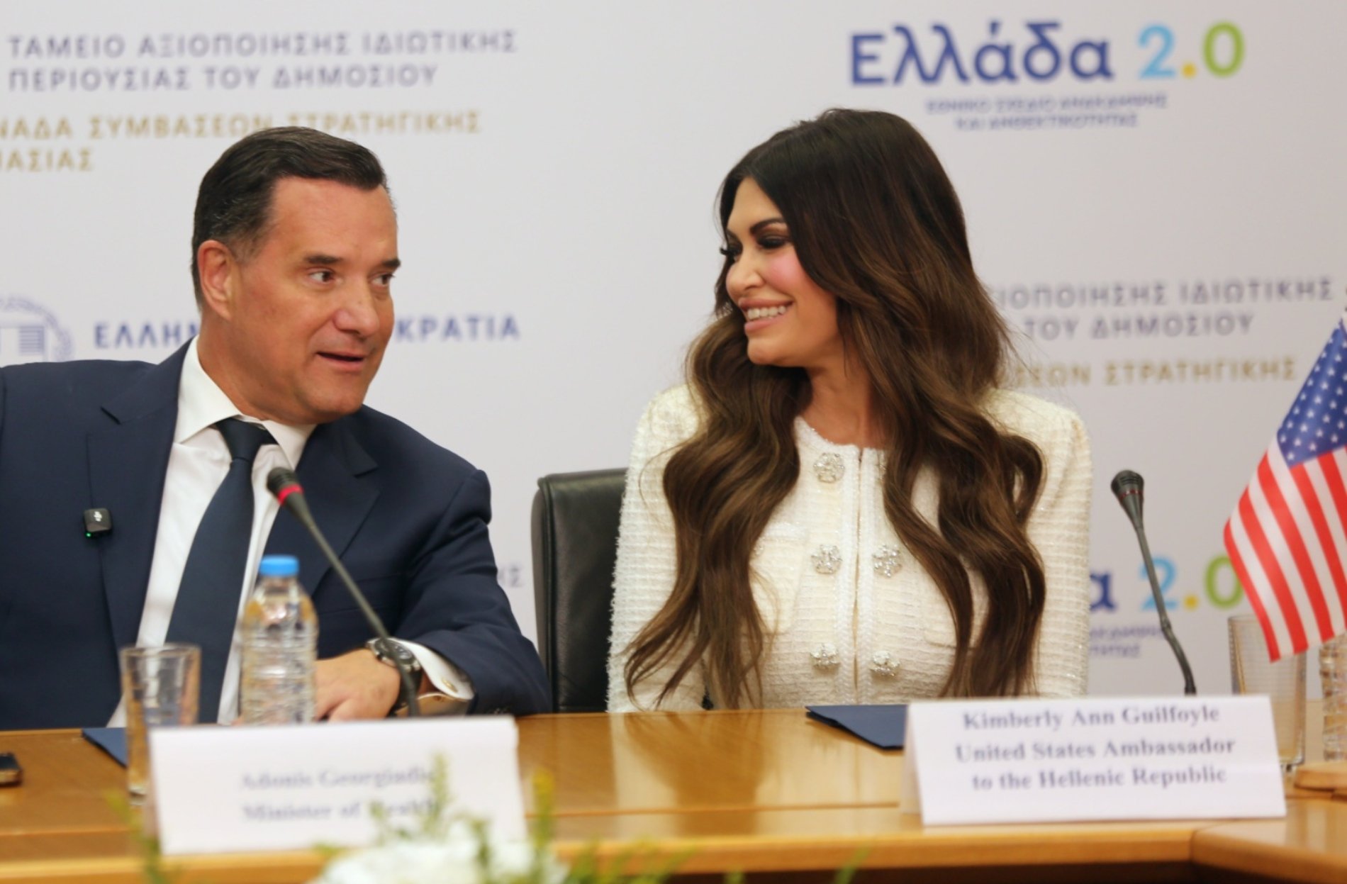 Υπουργείο Υγείας: Η Γκίλφοϊλ στο πλευρό του Άδωνι σε ρόλο… συμπαρουσιάστριας