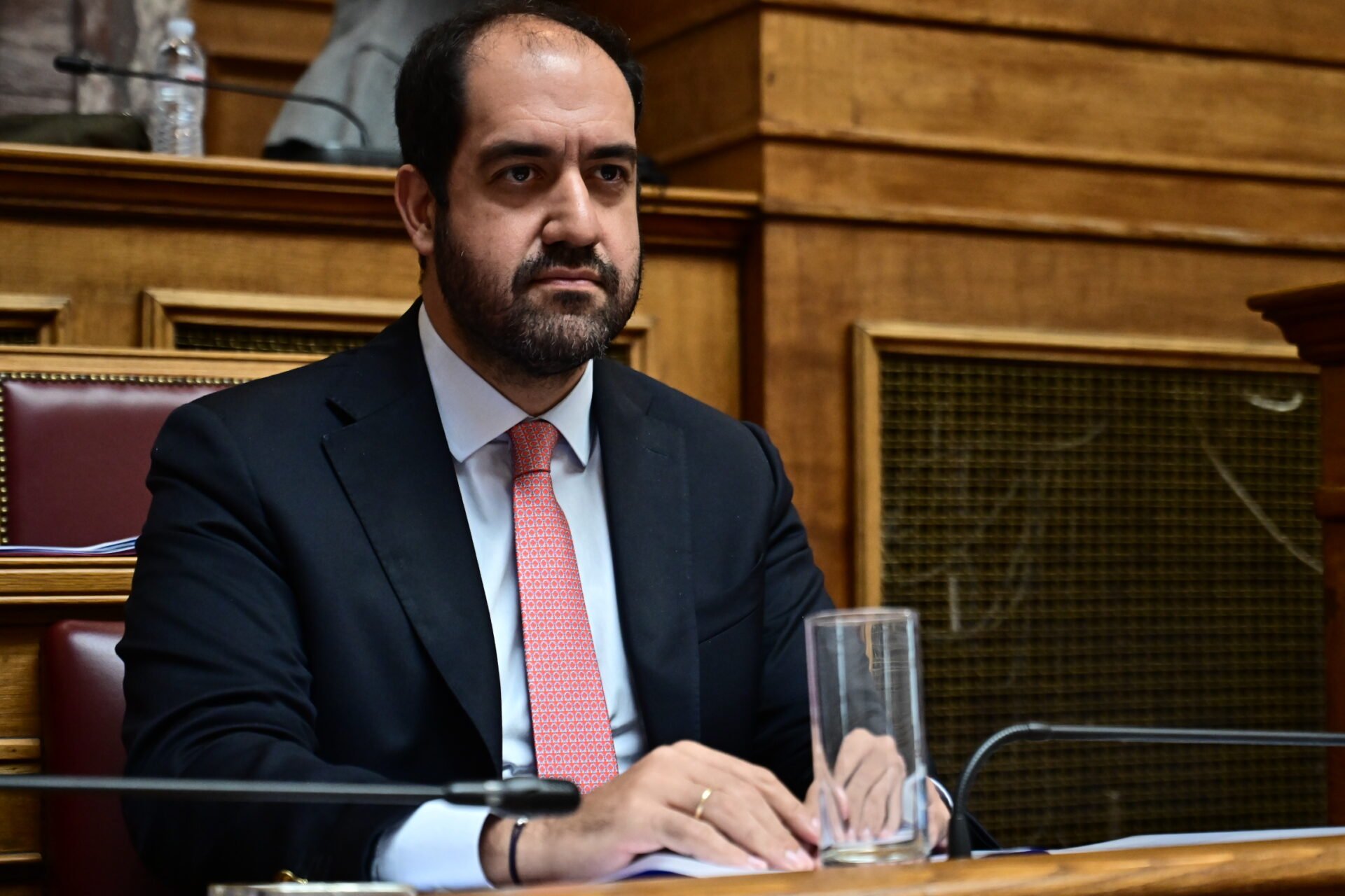 Τα σκάνδαλα τους κρατάνε στην Αθήνα – Βράζει η περιφέρεια