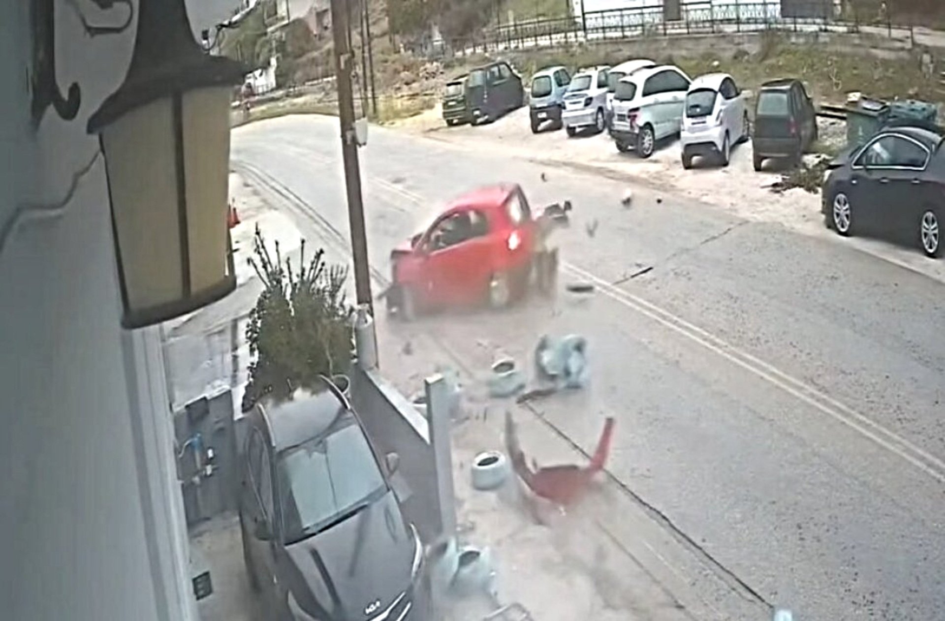 Κόρινθος: Σοκαριστικό βίντεο από τροχαίο με εμπλοκή τριών αυτοκινήτων