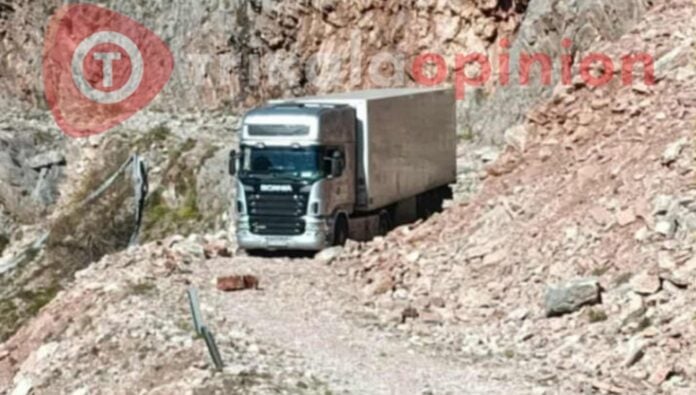 Λάθος στροφή και νύχτα εφιάλτης - Νταλίκα εγκλωβίστηκε στη Γκρόπα Τρικάλων Η νταλίκα που εγκλωβίστηκε