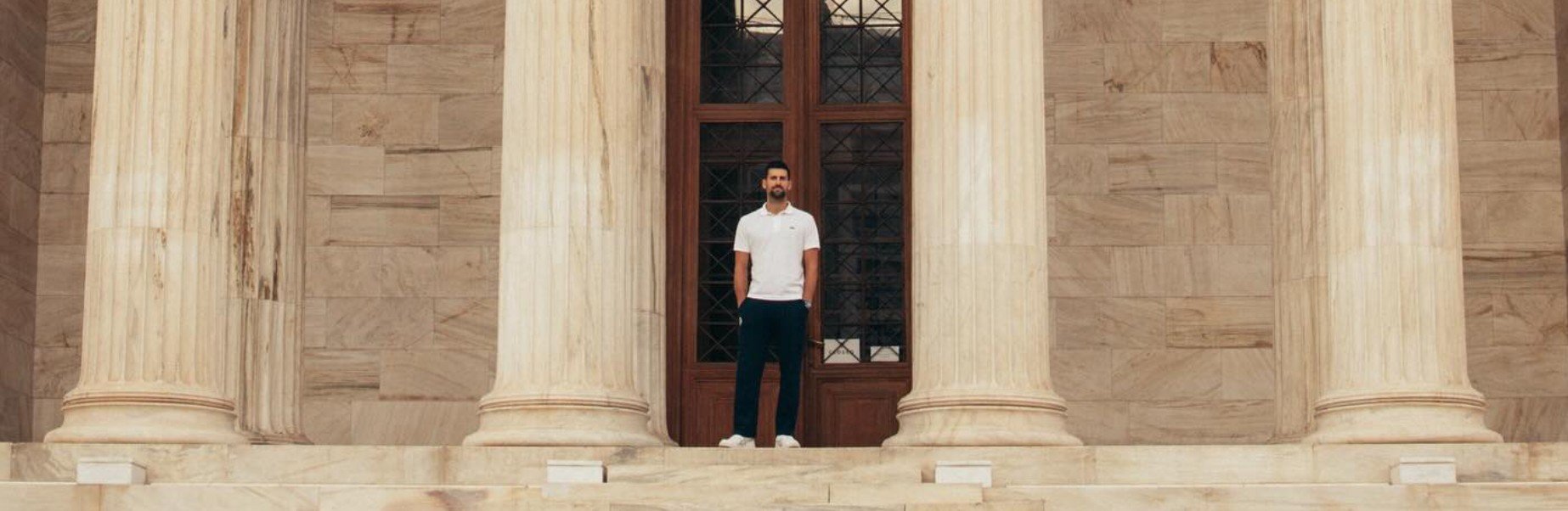 Η ανάρτηση του Τζόκοβιτς έξω από την Ακαδημία Αθηνών