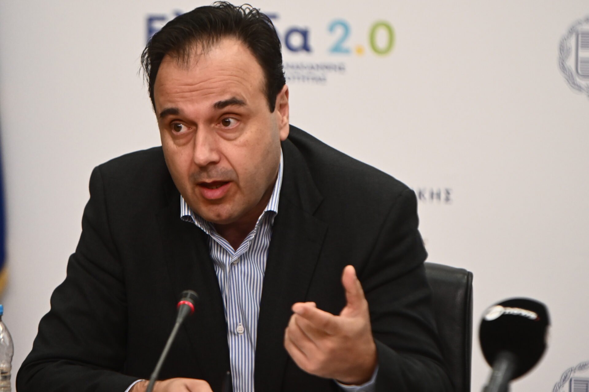 Τρίτος προς αποχώρηση