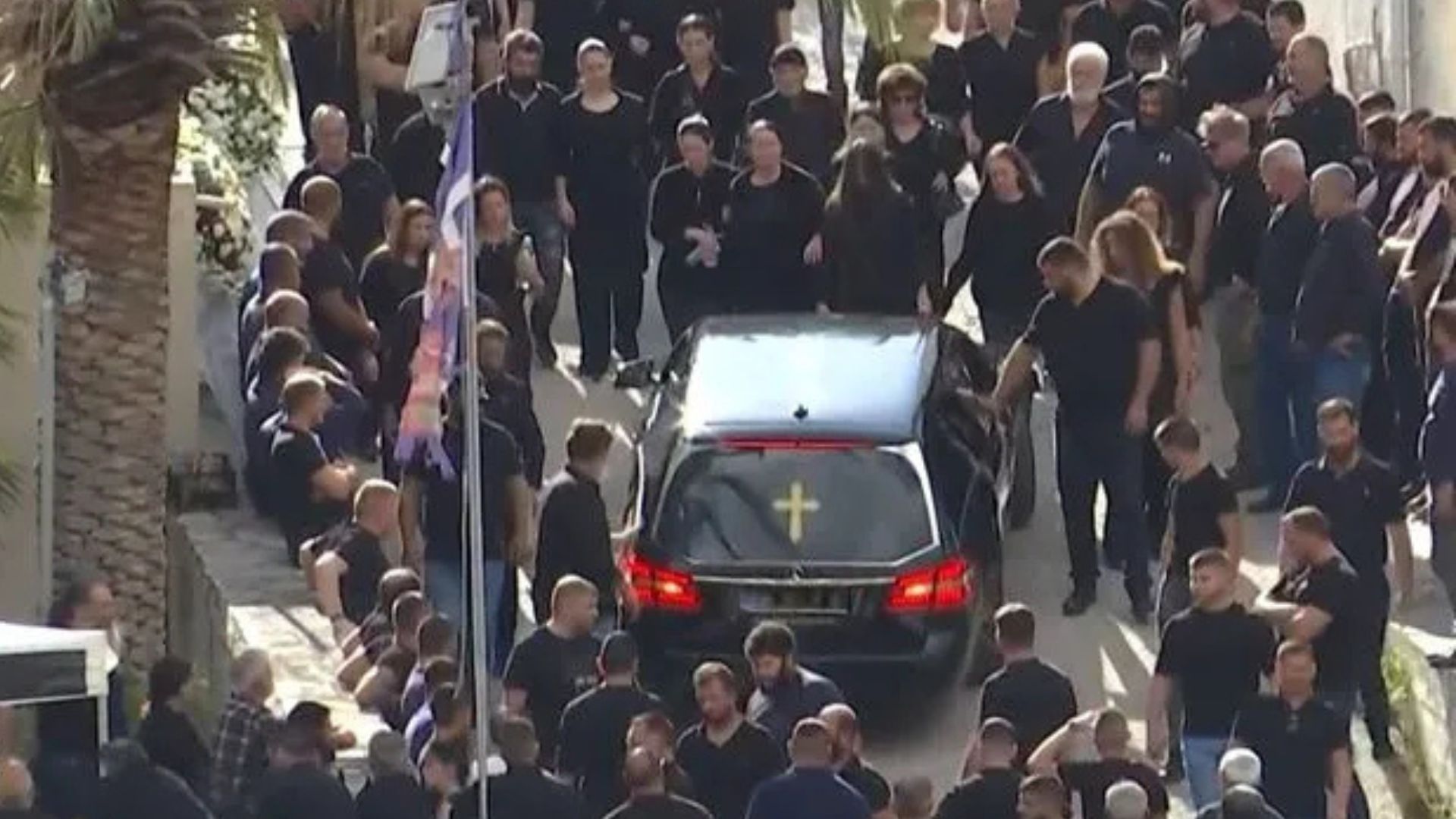 «Σ’αγαπώ μ΄ακούς;»: Ανατριχιάζουν οι κραυγές της γυναίκας του 39χρονου στην κηδεία
