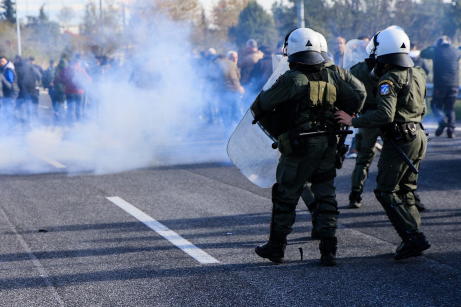 Πλατύκαμπος: Αγρότες προκλήθηκαν από την ασύλληπτη αστυνομική θηριωδία – Έσπασαν παρμπρίζ περιπολικού