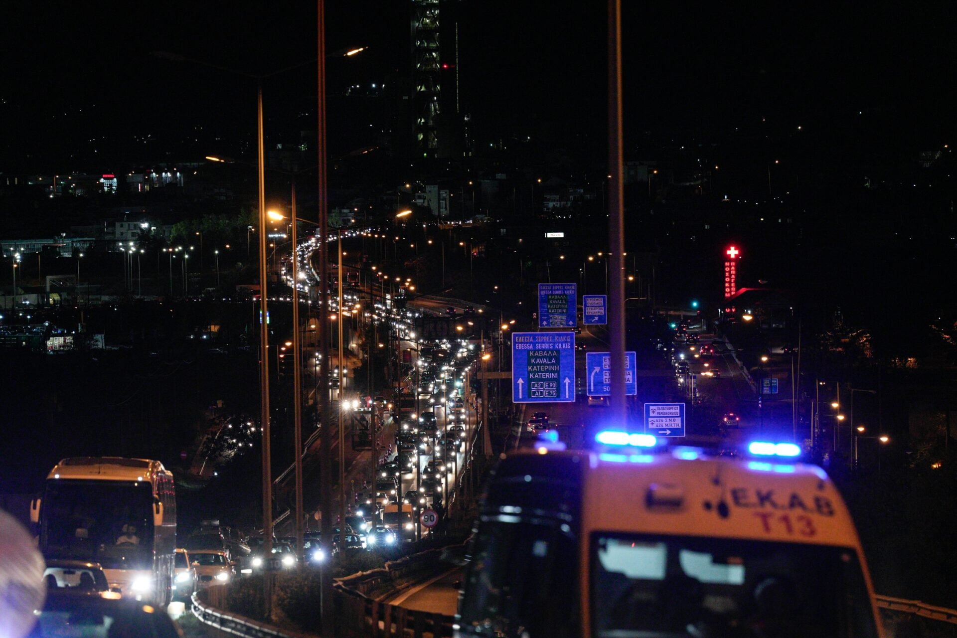 Θεσσαλονίκη: Νεαρός τραυματίστηκε σοβαρά μετά από πτώση σε ακάλυπτο πολυκατοικίας