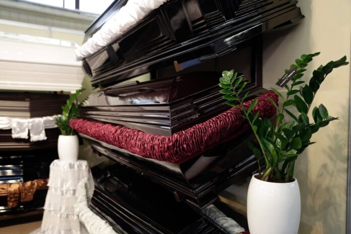 Εύβοια: Γραφείο τελετών έκανε εγκαίνια και «βούλιαξε» από κόσμο – Η τούρτα σε σχήμα φέρετρου