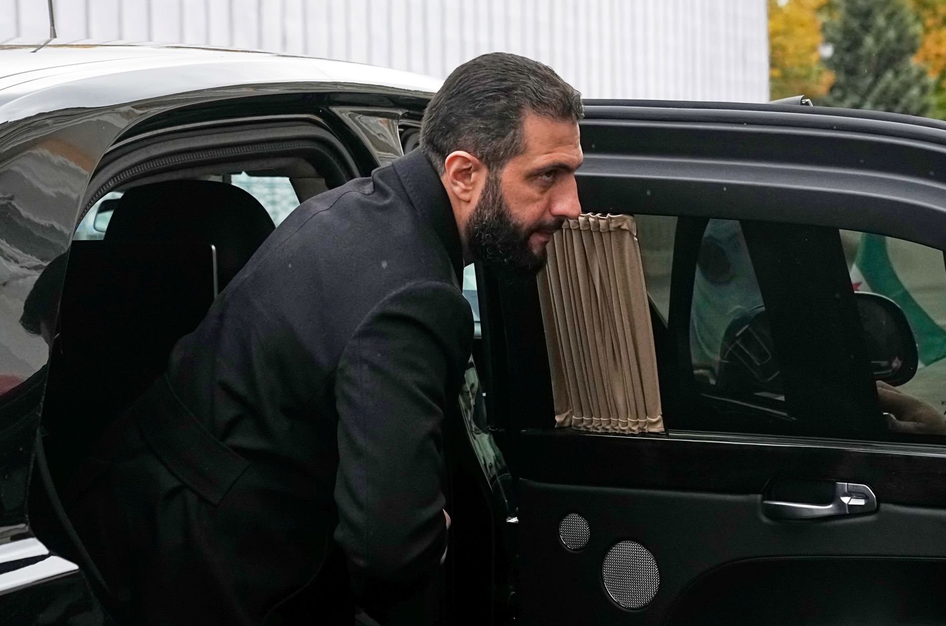 Μετά τον ΟΗΕ και οι ΗΠΑ: Άρση κυρώσεων στον τρομοκράτη Τζολάνι για να συναντηθεί με τον Τραμπ