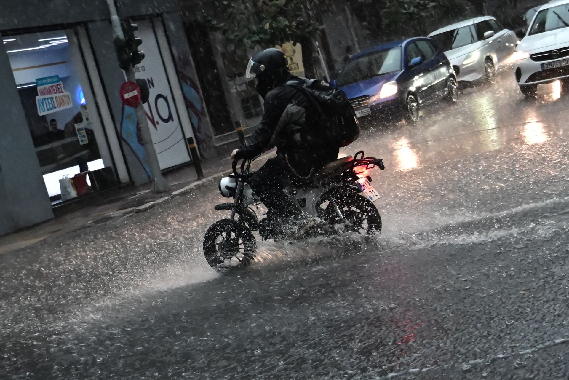 Συνεχίζεται η κακοκαιρία – Πού αναμένονται καταιγίδες