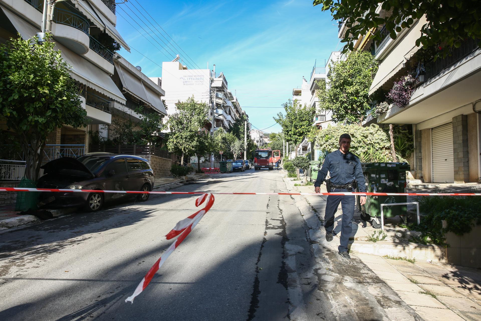 Νίκαια: Έβαλαν φωτιά σε αυτοκίνητο σωφρονιστικού υπαλλήλου – Χειροβομβίδα στην αυλή του!