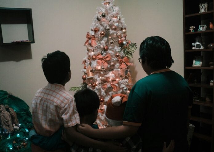 Αγόρια μπροστά σε χριστουγεννιάτικο δέντρο